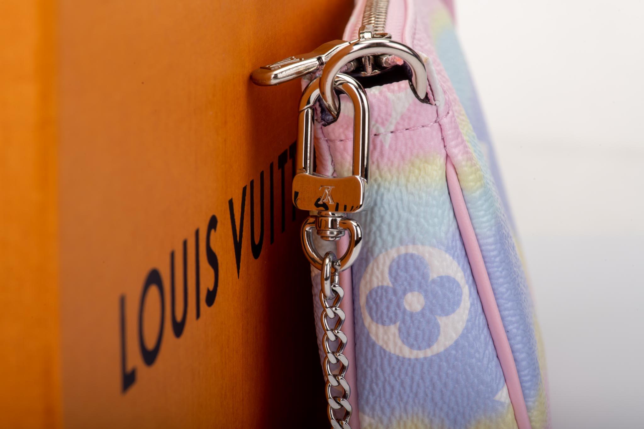 New in Box Louis Vuitton Escale Pink Pochette  Bag In New Condition In West Hollywood, CA