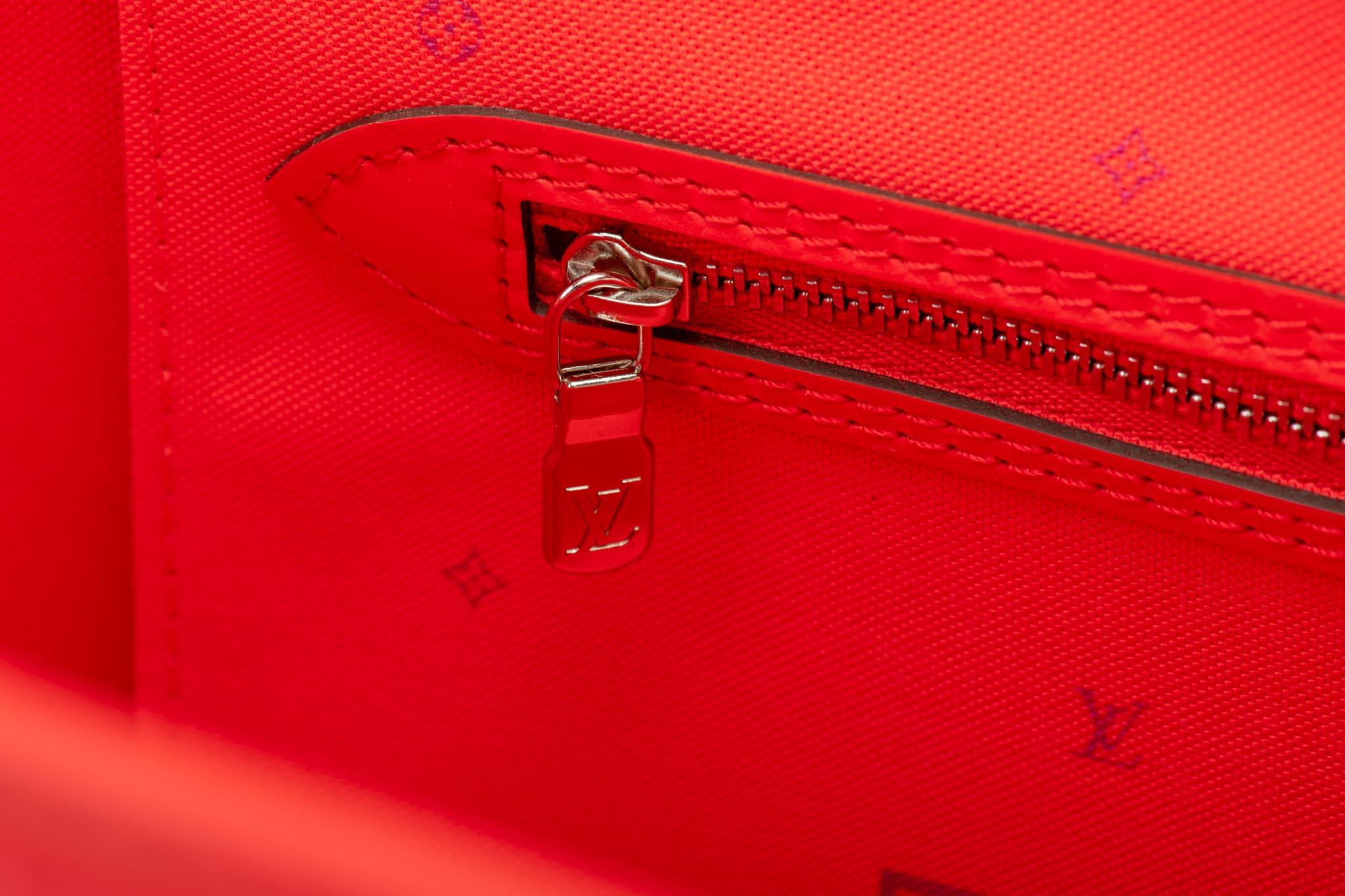 Nouveauté Louis Vuitton édition limitée  Sac fourre-tout rouge Neverfull Escale en vente 2