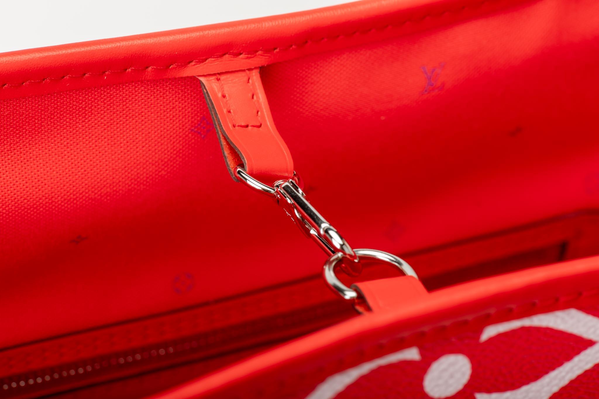 Nouveauté Louis Vuitton édition limitée  Sac fourre-tout rouge Neverfull Escale en vente 5