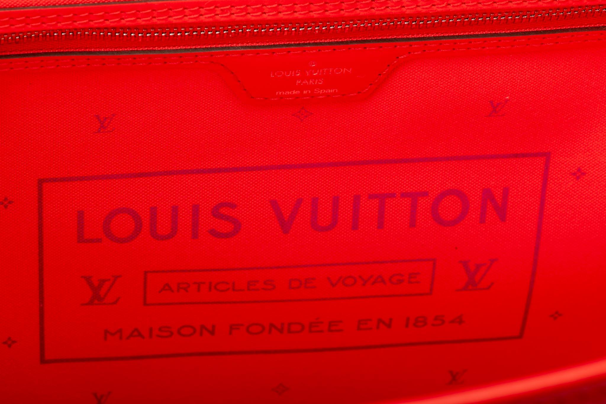 Nouveauté Louis Vuitton édition limitée  Sac fourre-tout rouge Neverfull Escale en vente 1
