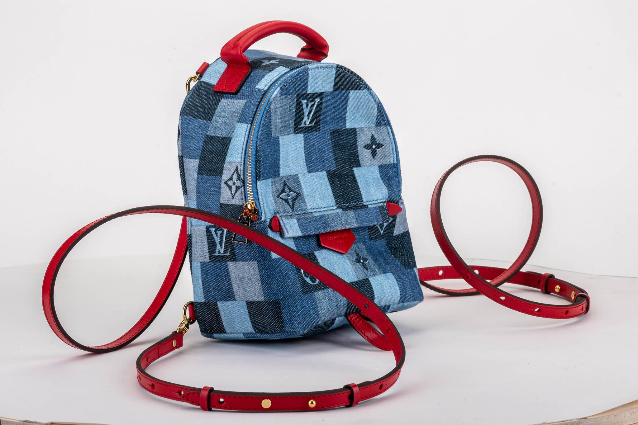 Louis Vuitton brandneuer Denim-Mini-Rucksack in limitierter Auflage. Kontrastfarbige Lederriemen. Außentasche mit Reißverschluss, offene Innentasche. Kommt mit Seriennummer, Schutzhülle und Box.