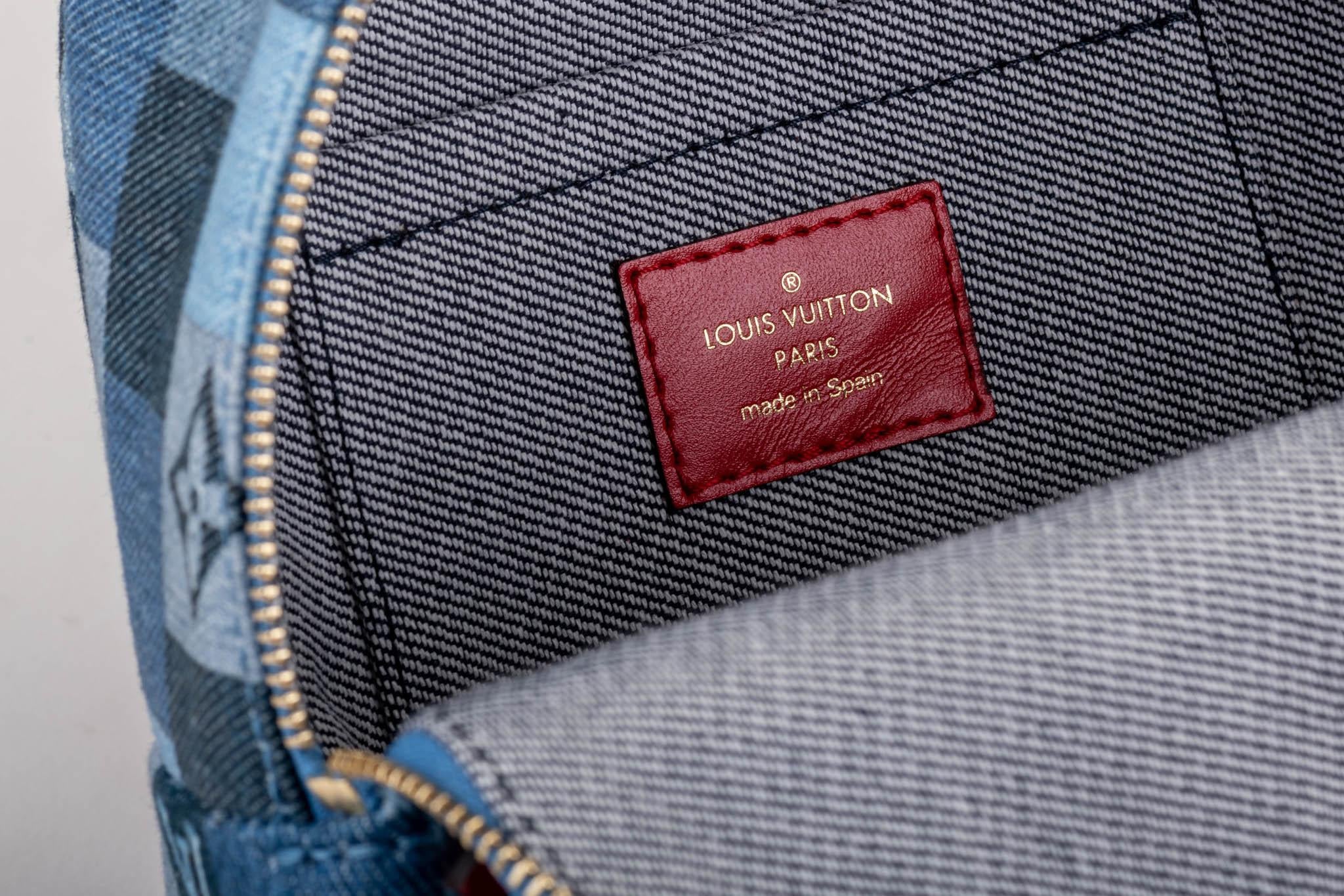 Louis Vuitton Monogrammierte Denim-Rucksack-Tasche, neu mit Karton im Angebot 1