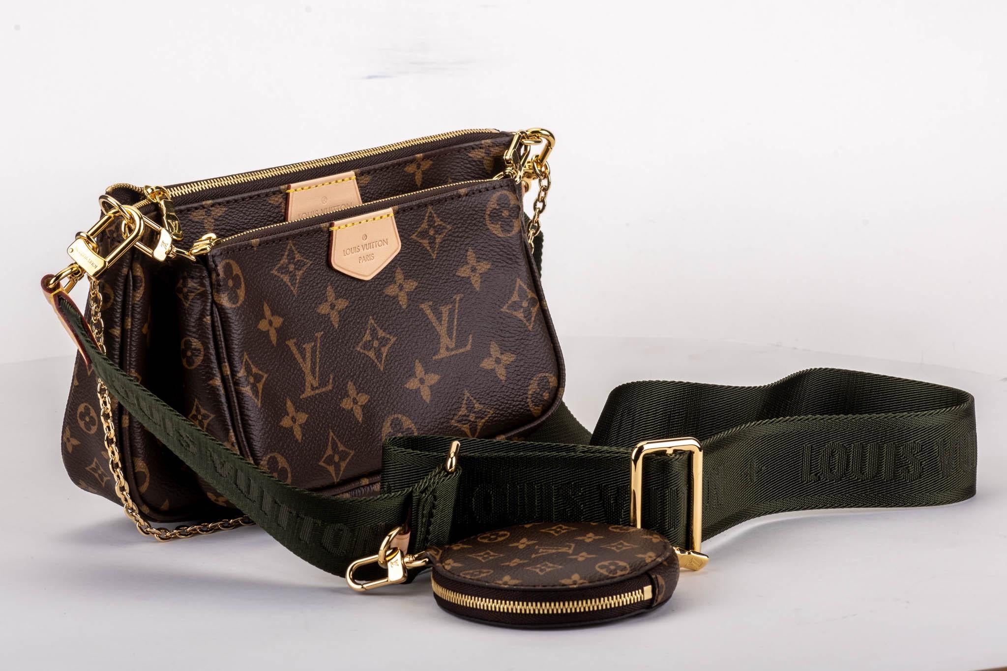 Vuitton hot season ticket multi-pochettes en toile monogramme enduite et détails vert armée. En rupture de stock dans le monde entier. Composé de trois parties détachables : un sac à bandoulière, une pochette et un porte-monnaie rond. Bracelet