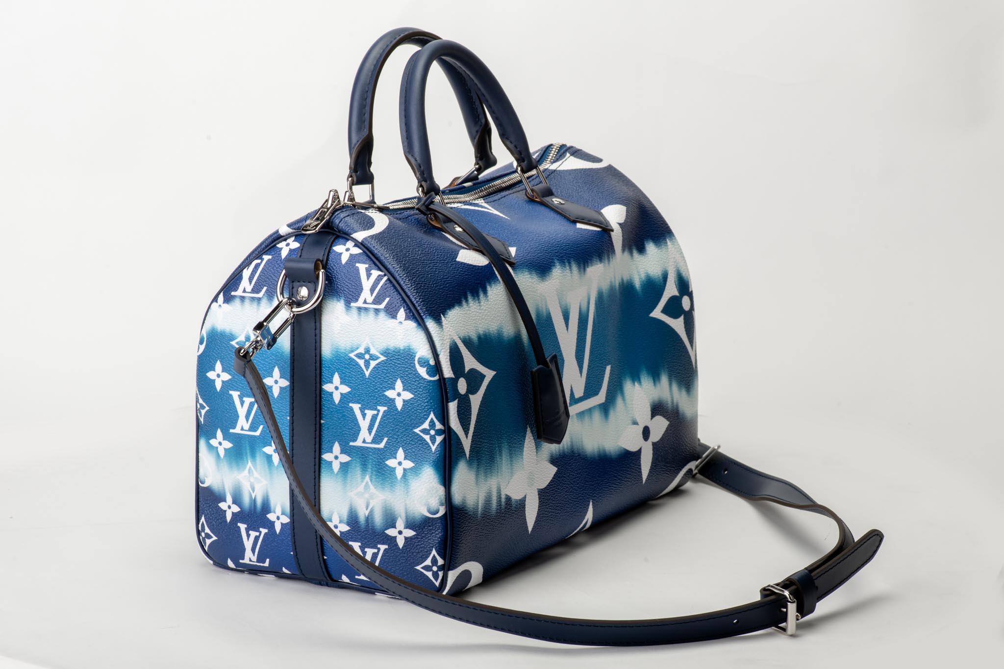Louis Vuitton edición limitada speedy 30 bandouliere en escale tie die print. Detalles en piel azul y herrajes en tono plateado. Viene con funda guardapolvo y caja original. Caja ligeramente dañada.