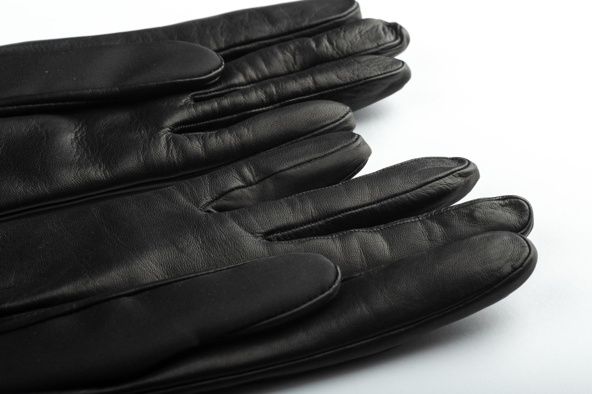 New in Box Prada Black Leather Ladies Gloves Size 6.5 In New Condition In West Hollywood, CA