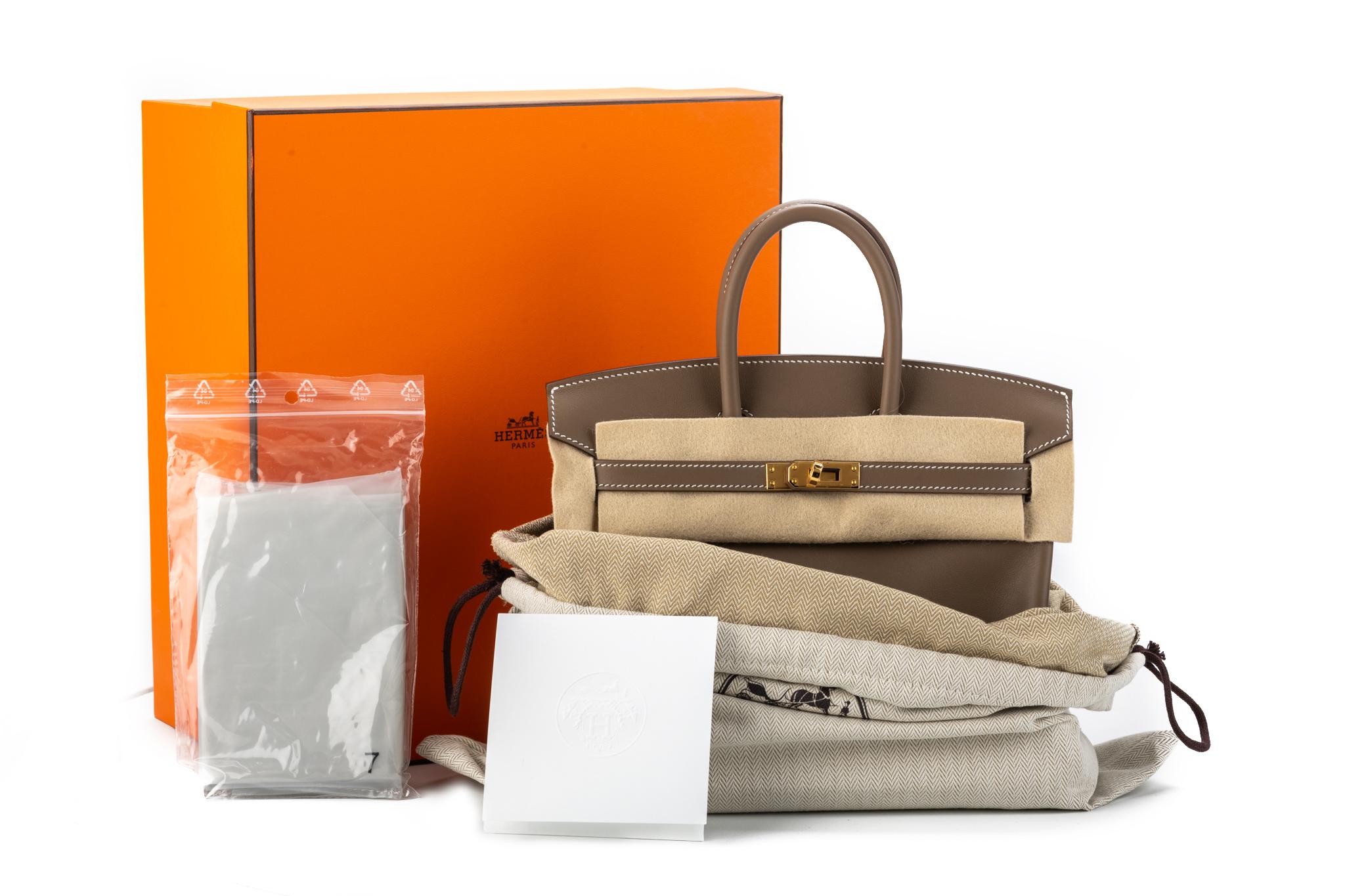 Hermès rare and collectible 25cm Birkin in etoupe swift leather with white contrast stitching and gold tone hardware. Handle drop, 3