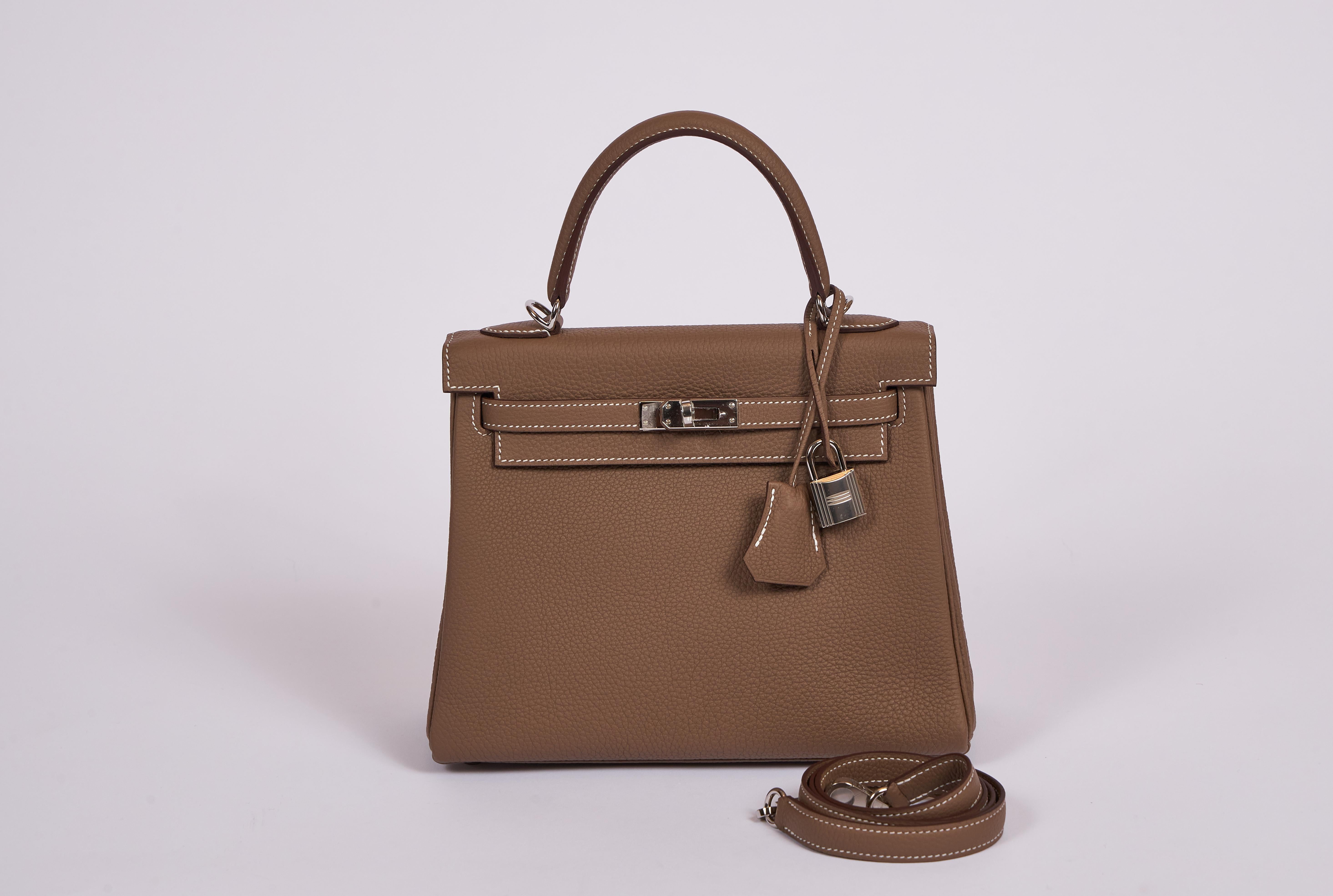 Hermès 25cm Kelly Retourne in etoupe togo leather with palladium hardware. Handle drop, 3.25