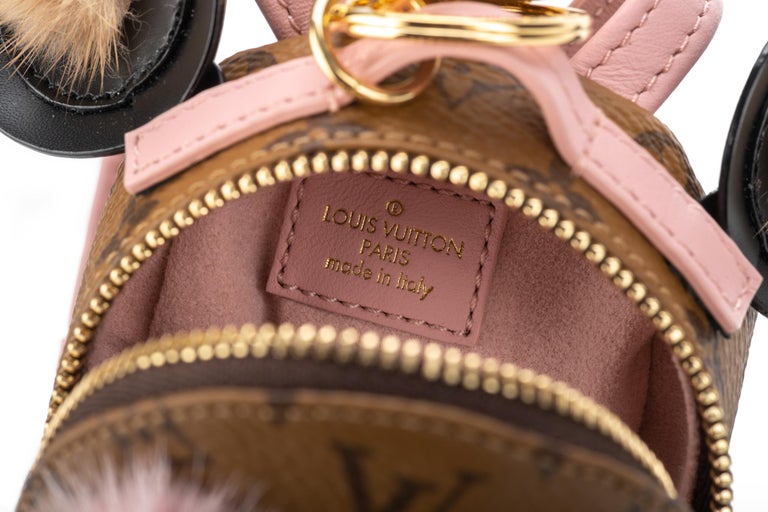 Nouveau dans la boîte Rare breloque de sac à dos hibou Louis Vuitton Mini  Owl En vente sur 1stDibs