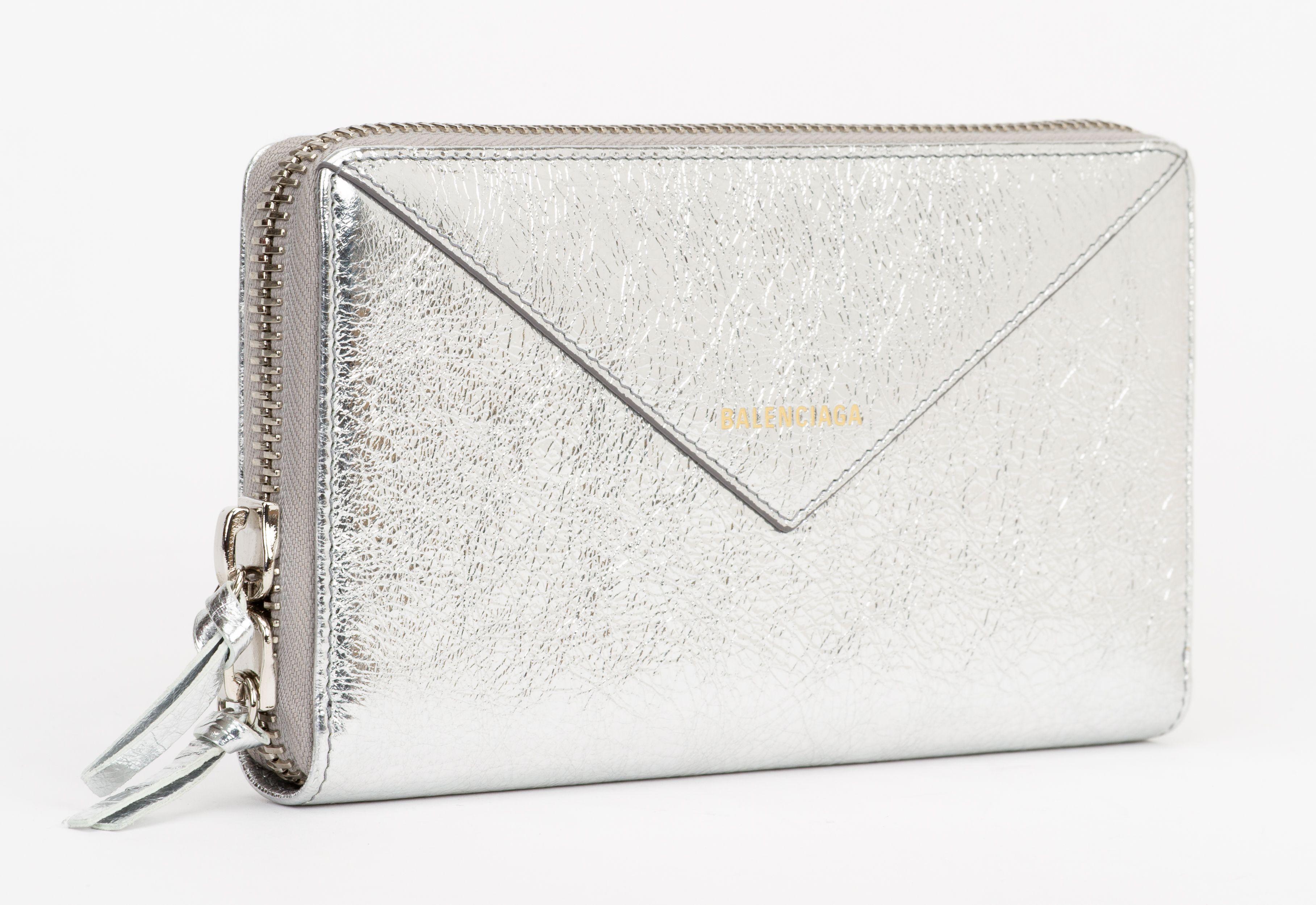 Balenciaga portafoglio in pelle argentata nuovo di zecca. Viene fornito con la copertina originale e la scatola.