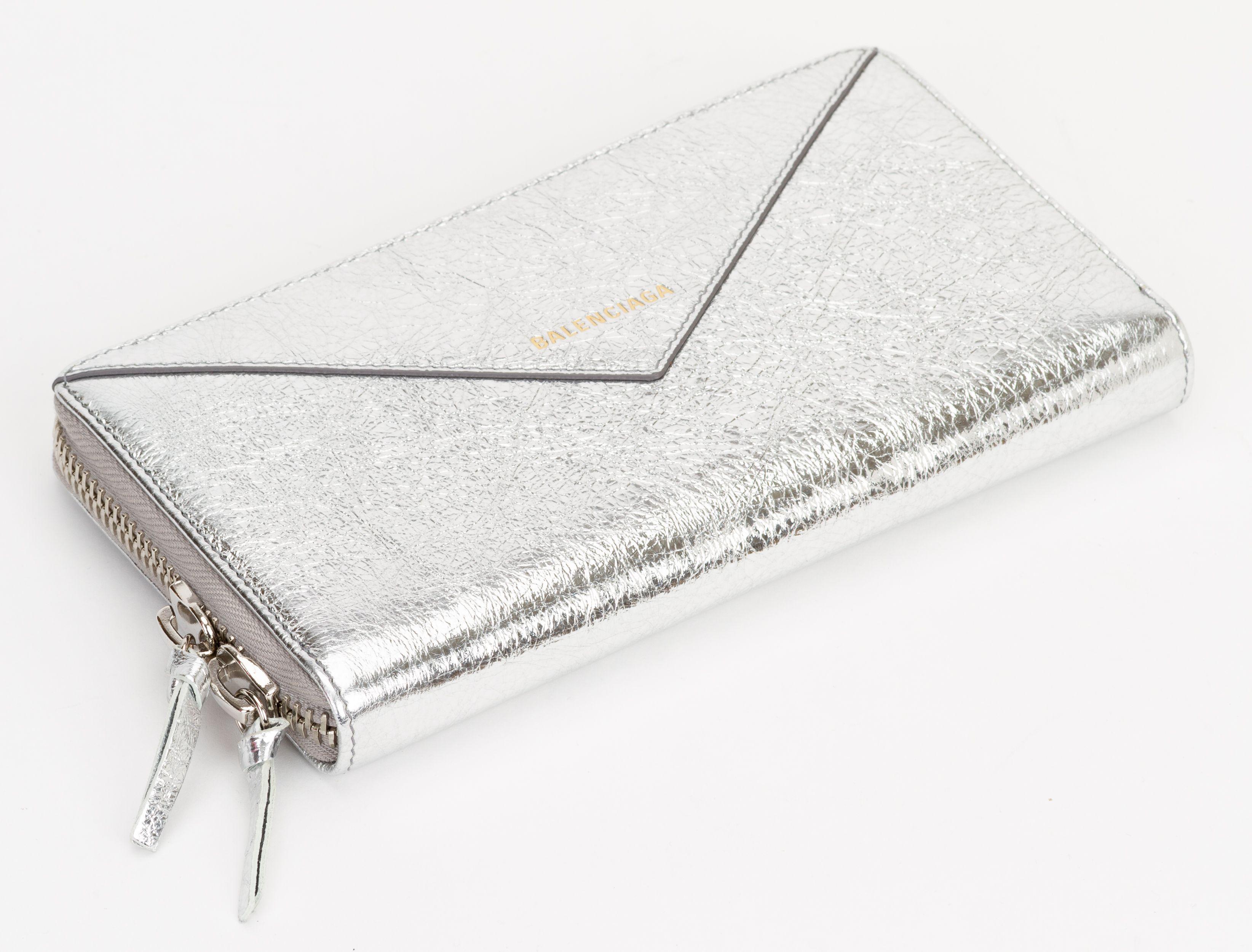 New in Box Silver Foil Balenciaga Wallet In condizioni Nuovo in vendita a West Hollywood, CA