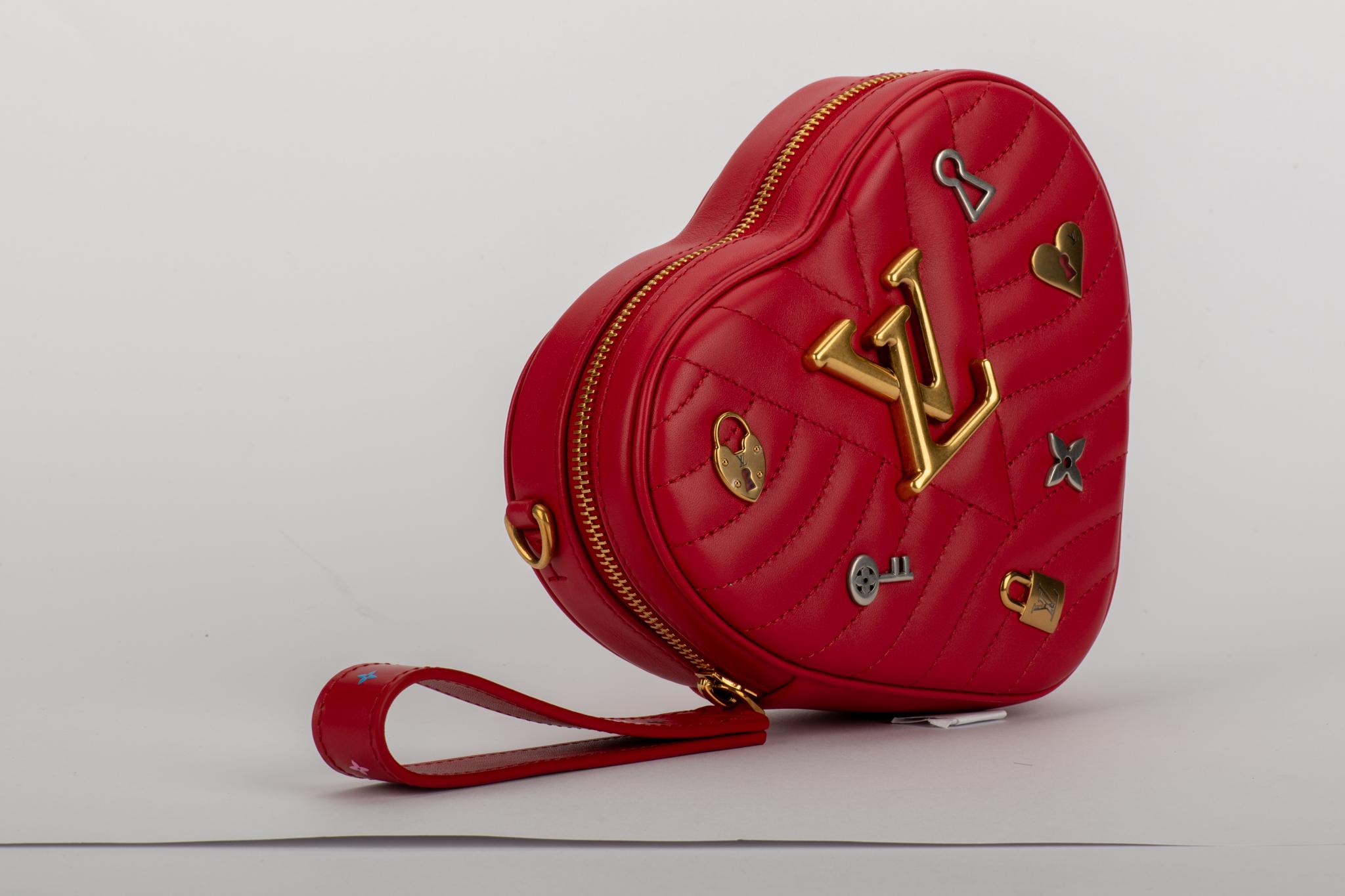 Louis Vuitton limitierte Auflage Herzform rote Ledertasche mit Logo Silber und Gold charms. Can wir als Clutch, Hüfttasche oder Cross Body Bag geboren. Schultergurt 20