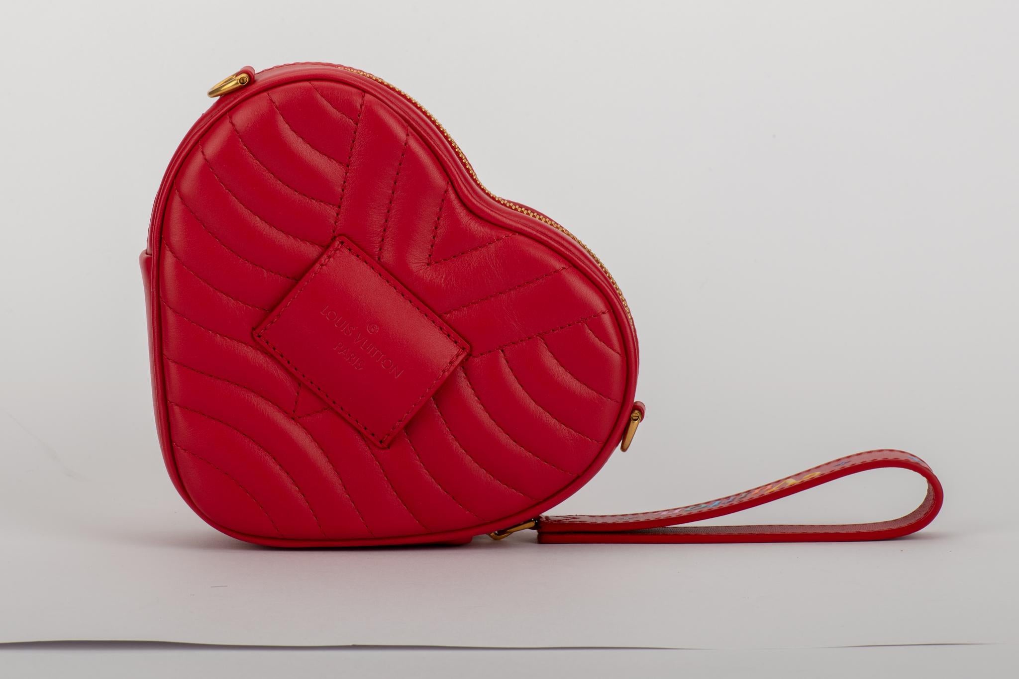 Neu in Box Vuitton Limited Edition Rote Herz Charm Handtasche Clutch Gürteltasche im Zustand „Neu“ im Angebot in West Hollywood, CA