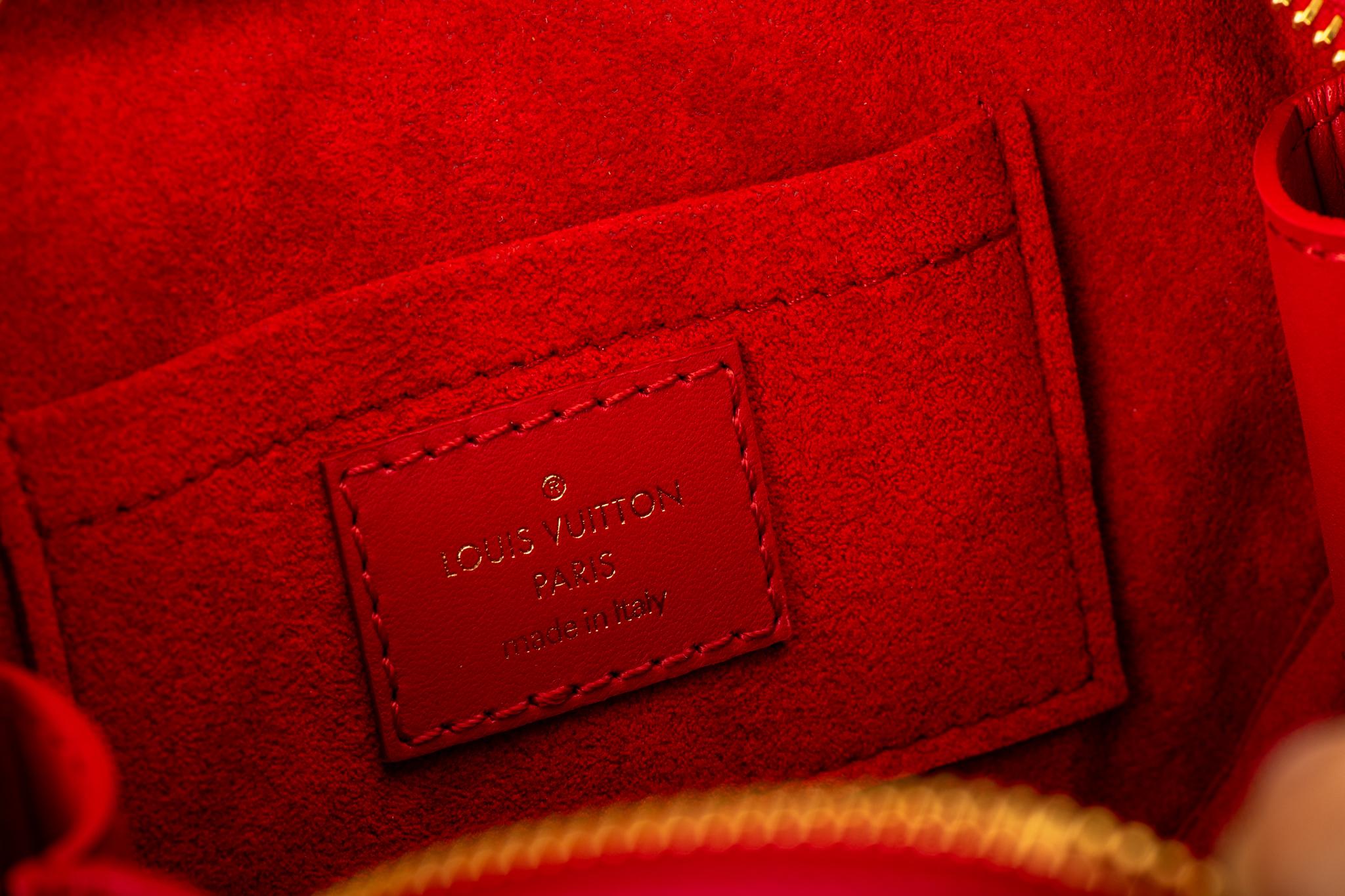 Neu in Box Vuitton Limited Edition Rote Herz Charm Handtasche Clutch Gürteltasche im Angebot 2