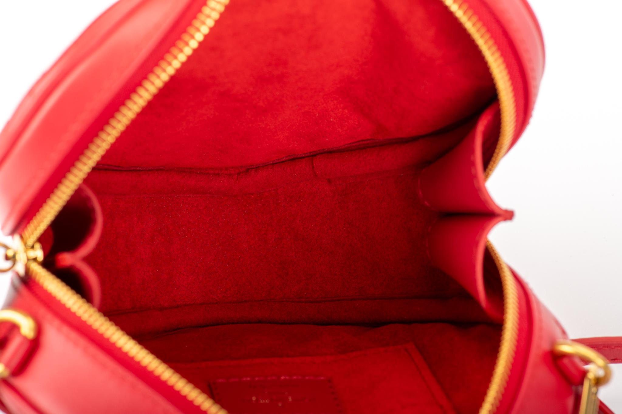 Neu in Box Vuitton Limited Edition Rote Herz Charm Handtasche Clutch Gürteltasche im Angebot 3