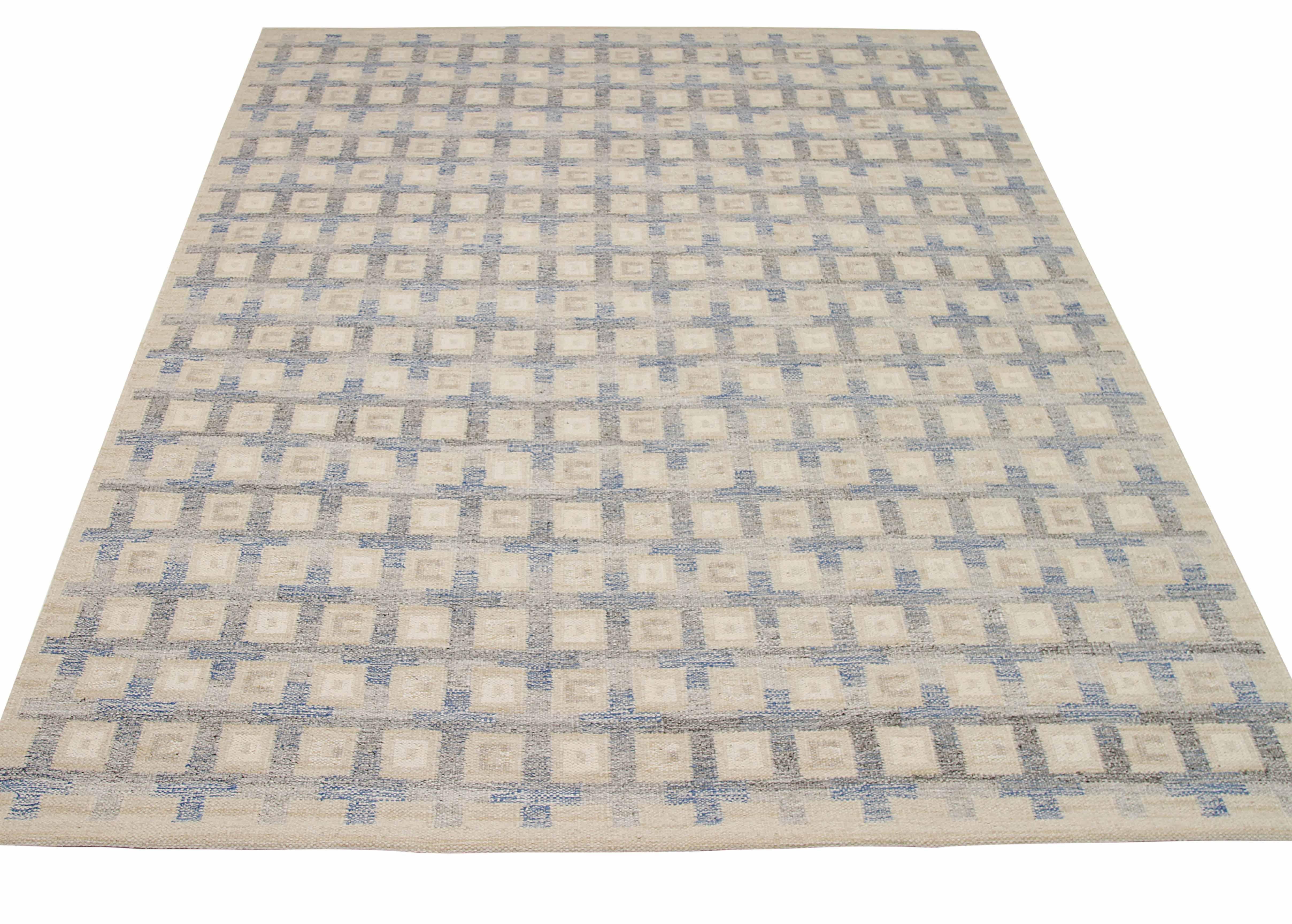 Neuer indischer Teppich, handgewebt aus feinster Schafswolle. Es ist mit natürlichen pflanzlichen Farbstoffen gefärbt, die für Menschen und Haustiere sicher sind. Es ist ein traditionelles skandinavisches Design, das von erfahrenen Kunsthandwerkern