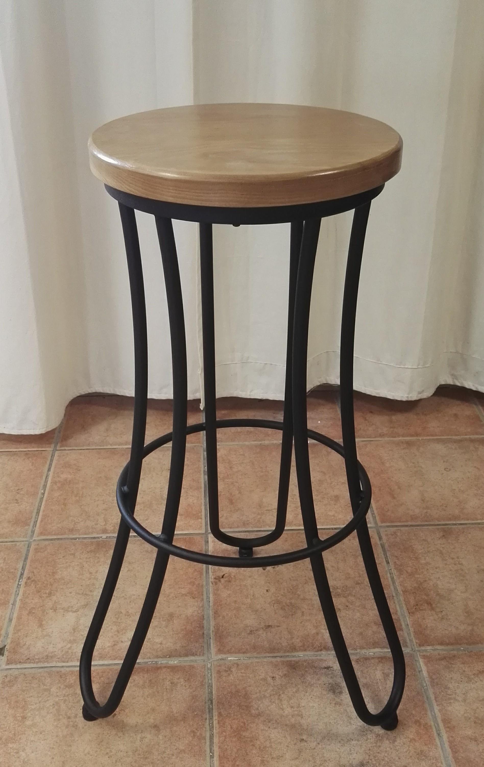 Ce tabouret de magasin industriel, à hauteur de comptoir, présente un cadre et un siège en fer forgé.
Vous pouvez personnaliser les mesures, les couleurs et le siège (bois ou fer).
 