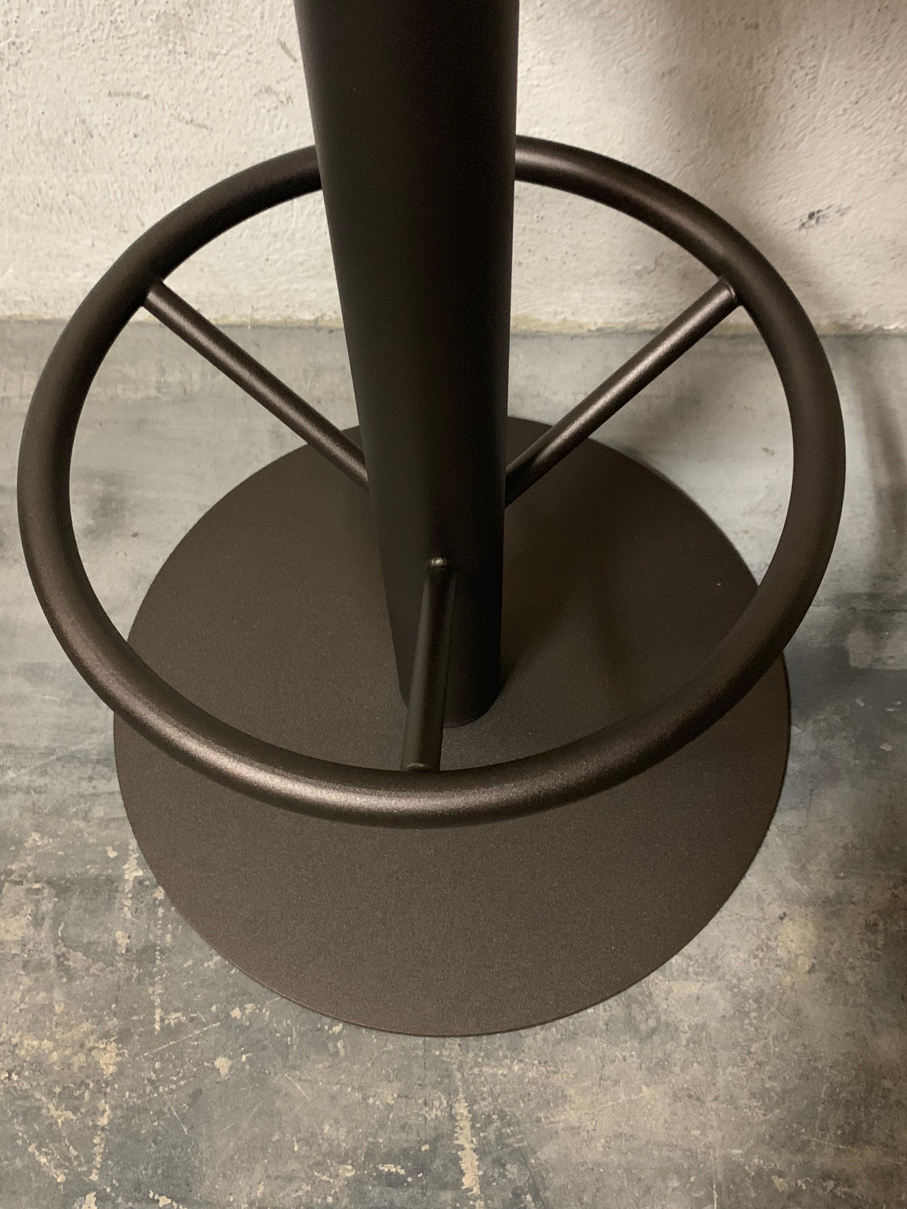 Nuevo Taburete industrial de hierro forjado con asiento de madera de pino en venta 1