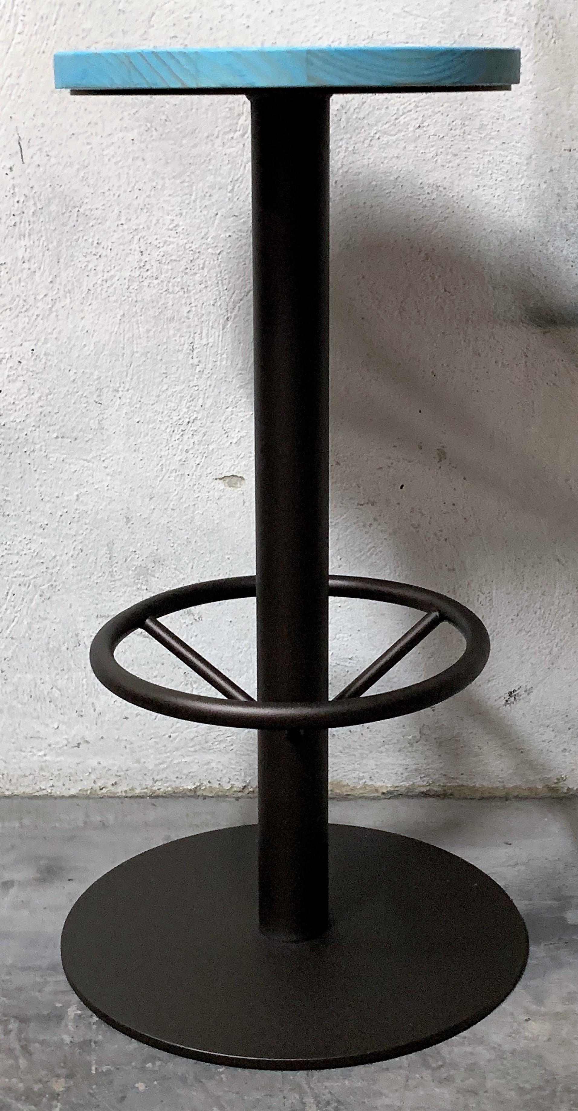 Industriehocker in Thekenhöhe mit schmiedeeisernem Rahmen und Sitz.
Sie können die Maße, die Farben und die Sitzfläche (Holz oder Eisen) individuell gestalten.
 