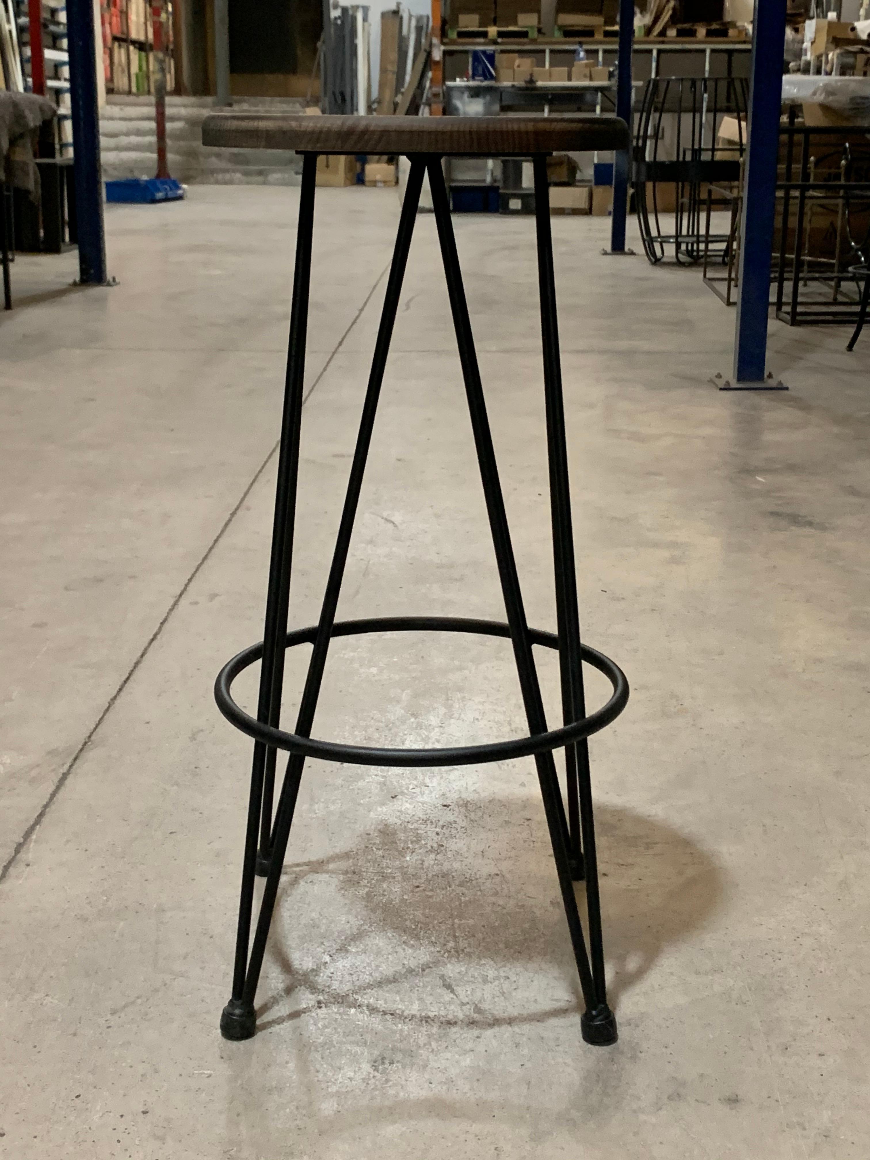 Industriehocker in Thekenhöhe mit schmiedeeisernem Rahmen und Sitz.
Sie können die Maße, die Farben und die Sitzfläche (Holz oder Eisen) selbst bestimmen.
      