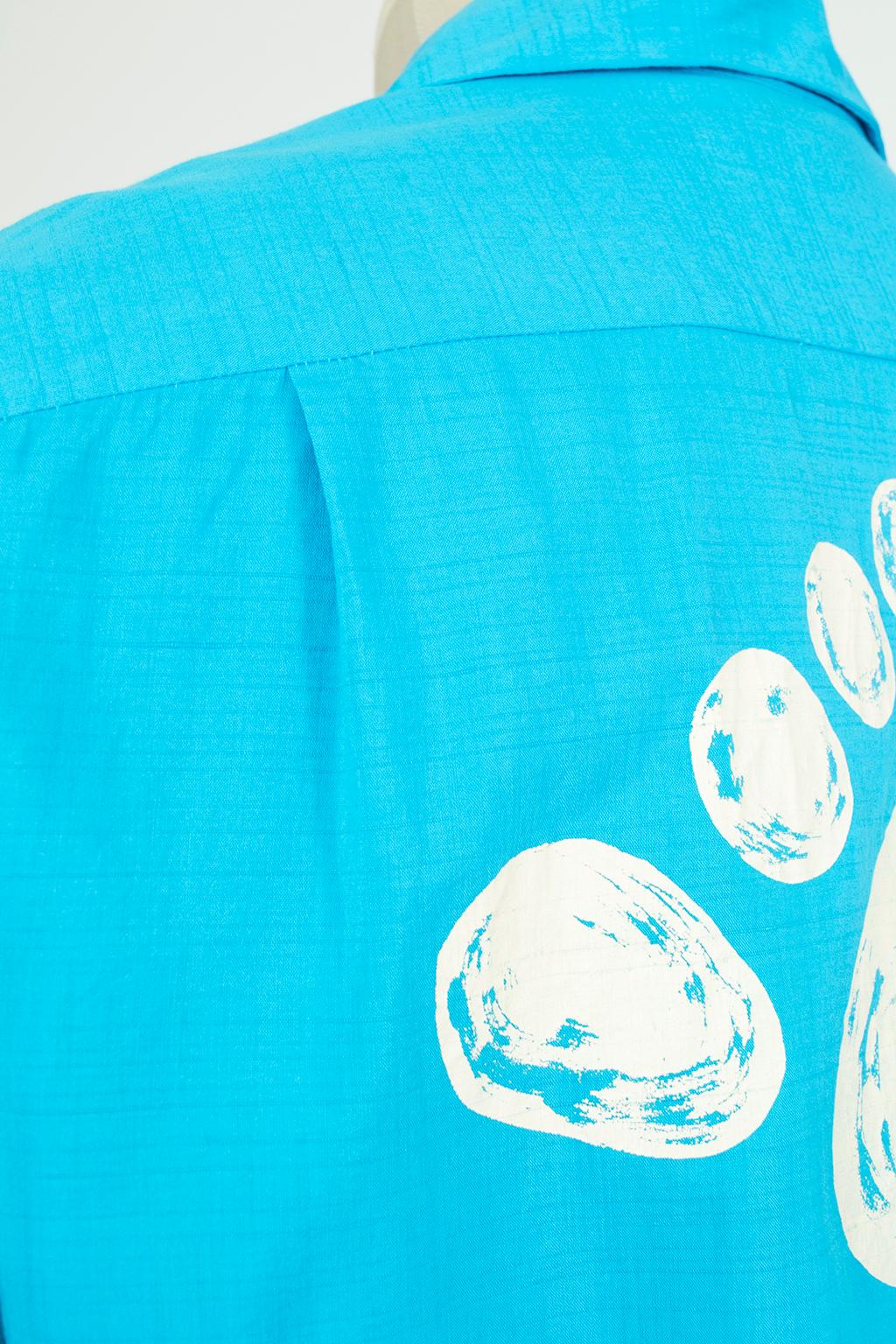 New Men's Iolani Sportswear Painted Turquoise Hawaiian Footprint Shirt–M, 1950s For Sale 6