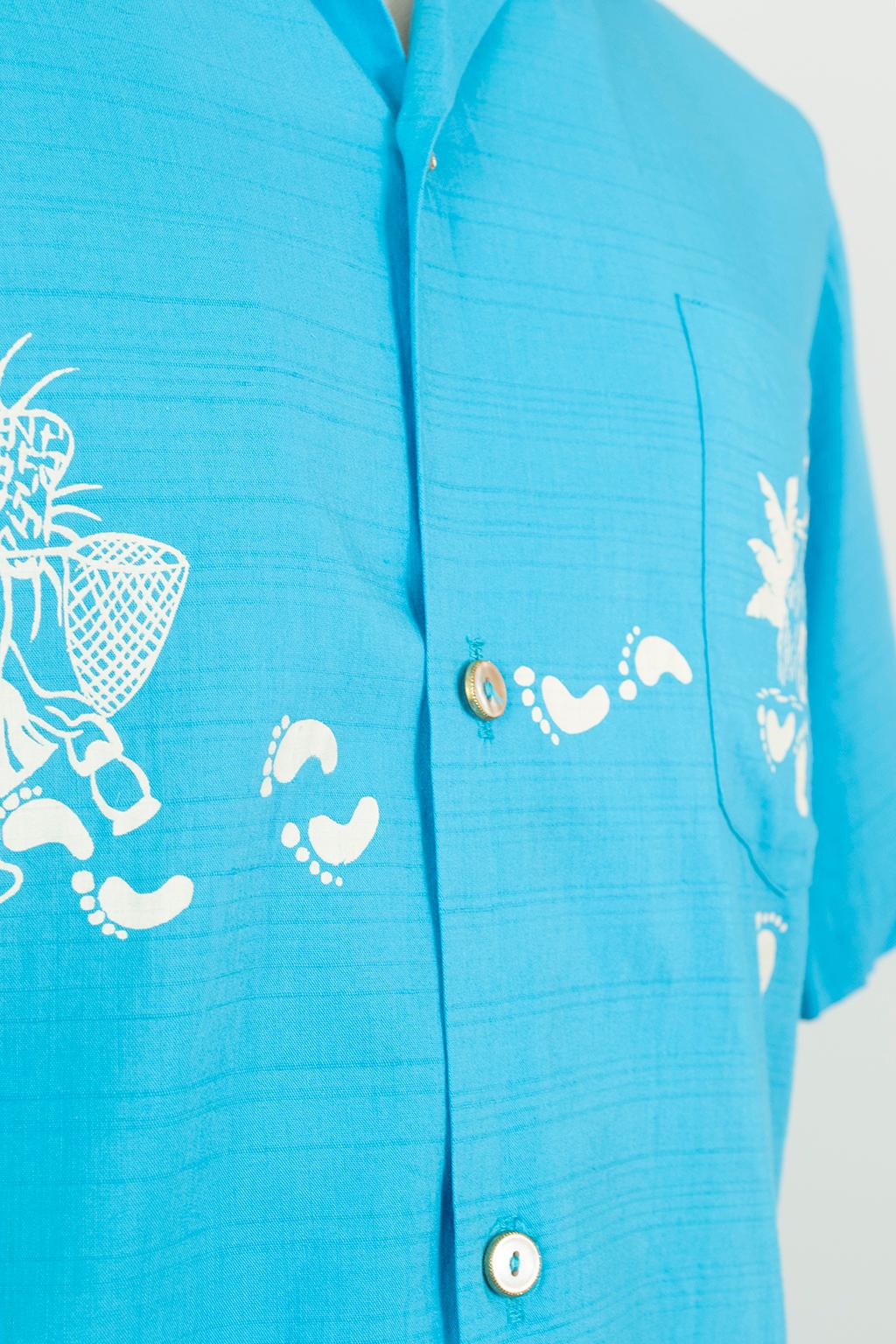 New Men's Iolani Sportswear Painted Turquoise Hawaiian Footprint Shirt–M, 1950s In New Condition For Sale In Tucson, AZ