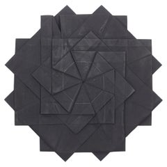 ISSEY MIYAKE 132 5. schwarz beschichtetes, glänzendes Origami-Umbau-Top ohne Ärmel