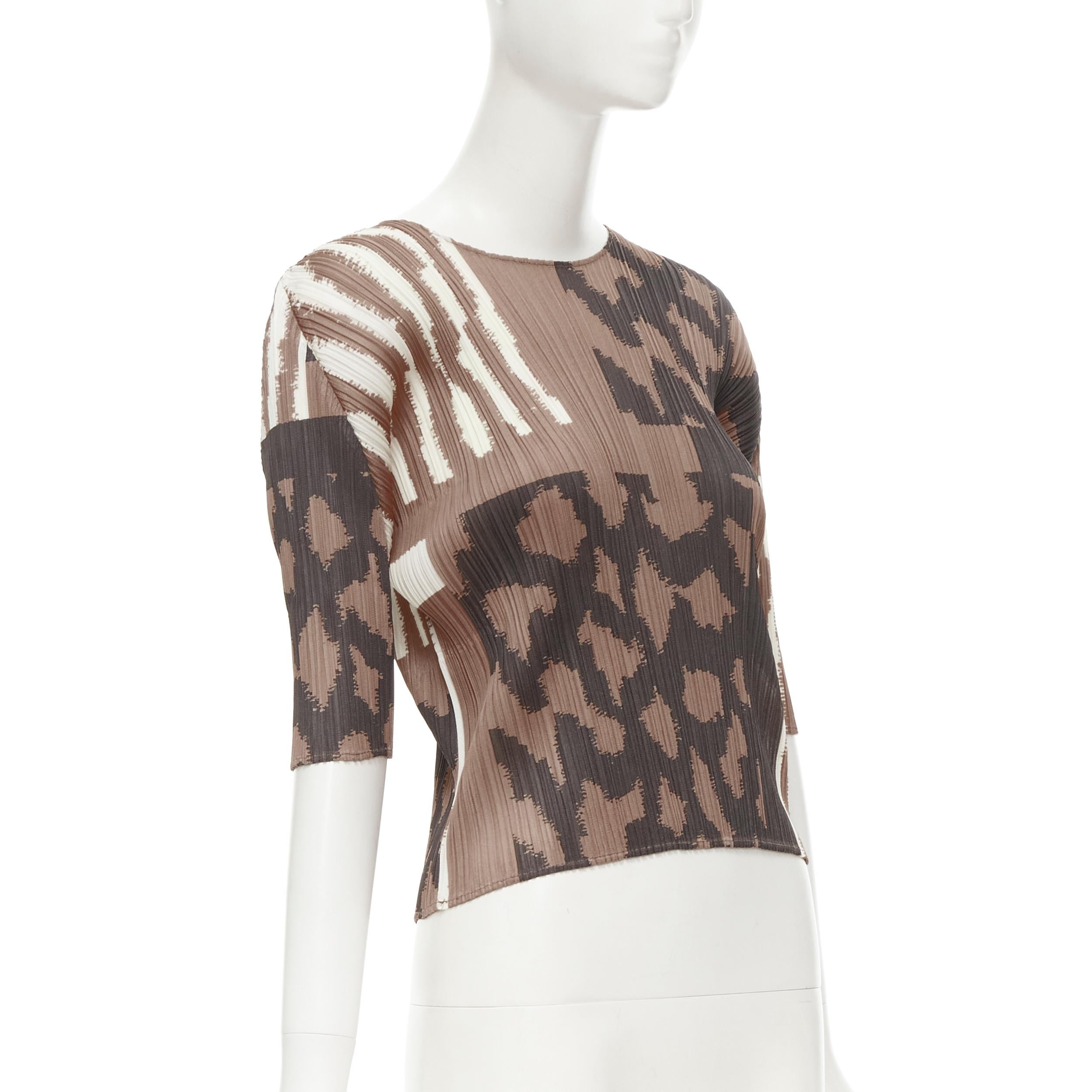 Beige new ISSEY MIYAKE PLEATS PLEASE brown ethnic abstract print plisse pleated top L For Sale