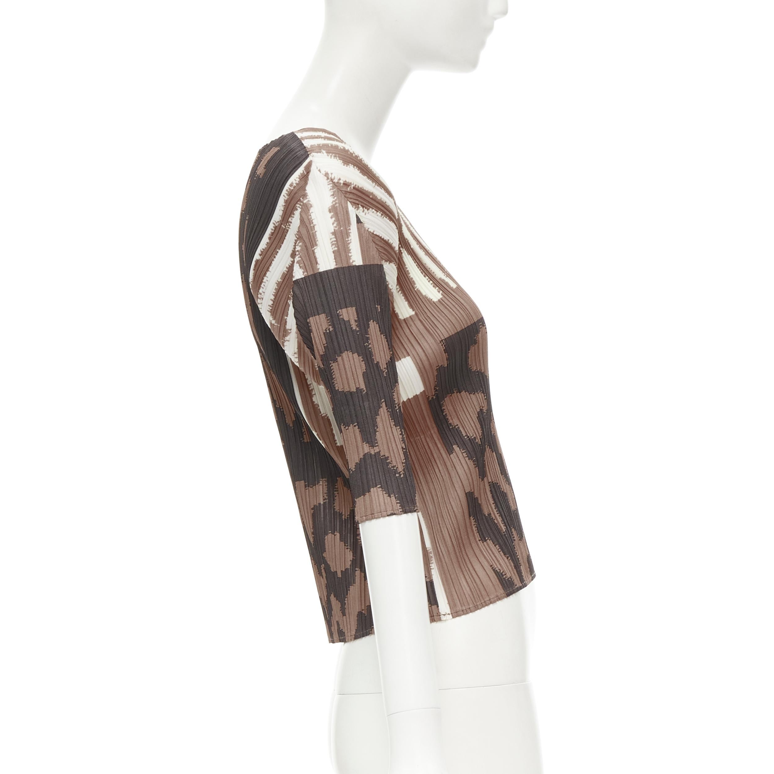 new ISSEY MIYAKE PLEATS PLEASE brown ethnic abstract print plisse pleated top L In Excellent Condition For Sale In Hong Kong, NT