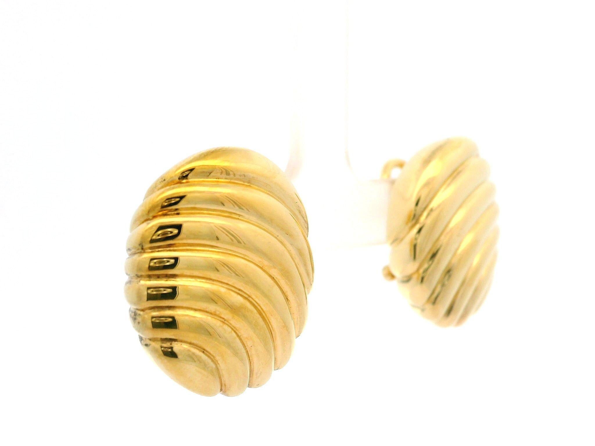 Nuovi orecchini Omega a bottone ovali scanalati e soffiati in oro giallo 14k In condizioni Nuovo in vendita a Montclair, NJ
