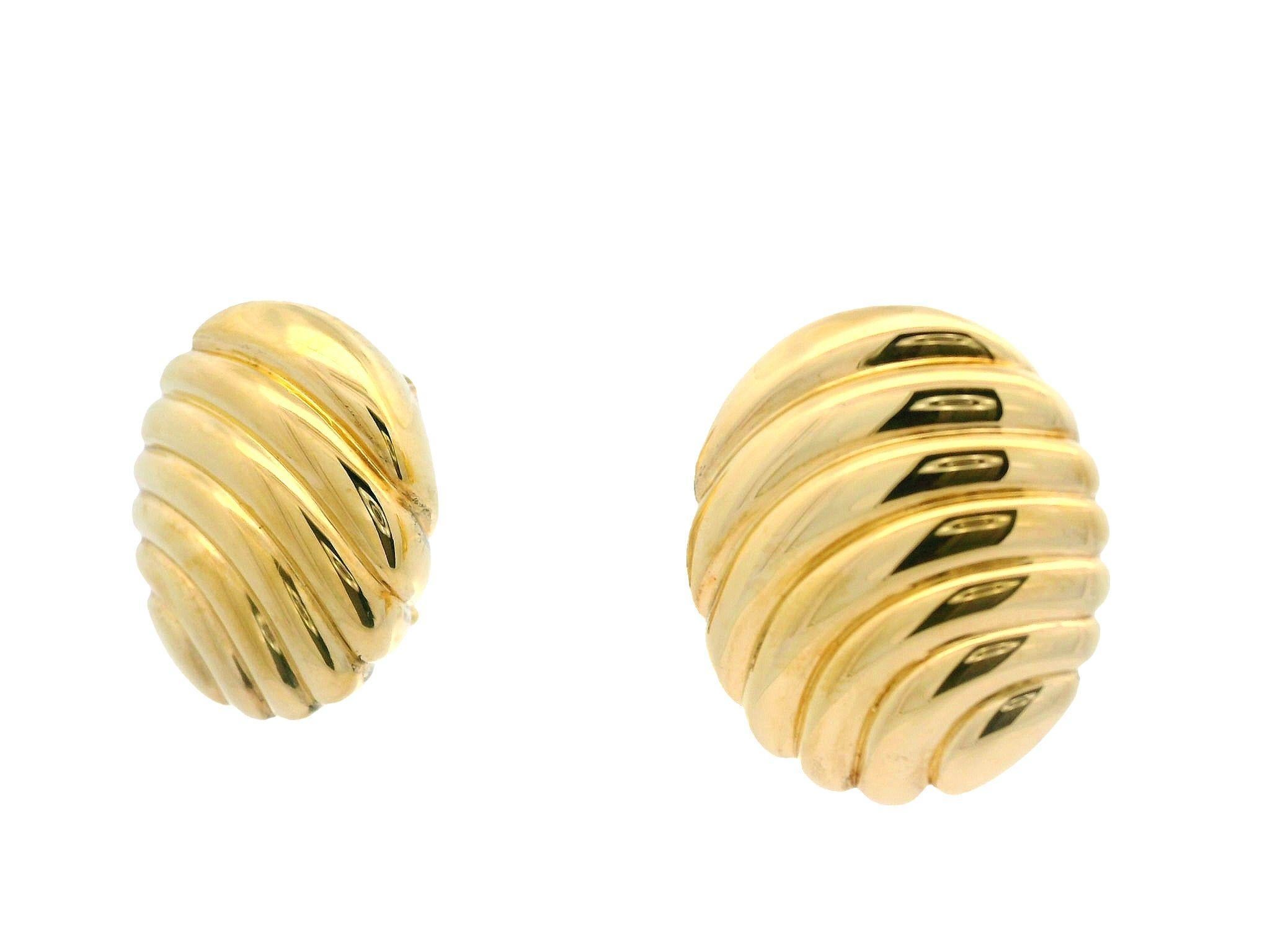 Donna Nuovi orecchini Omega a bottone ovali scanalati e soffiati in oro giallo 14k in vendita