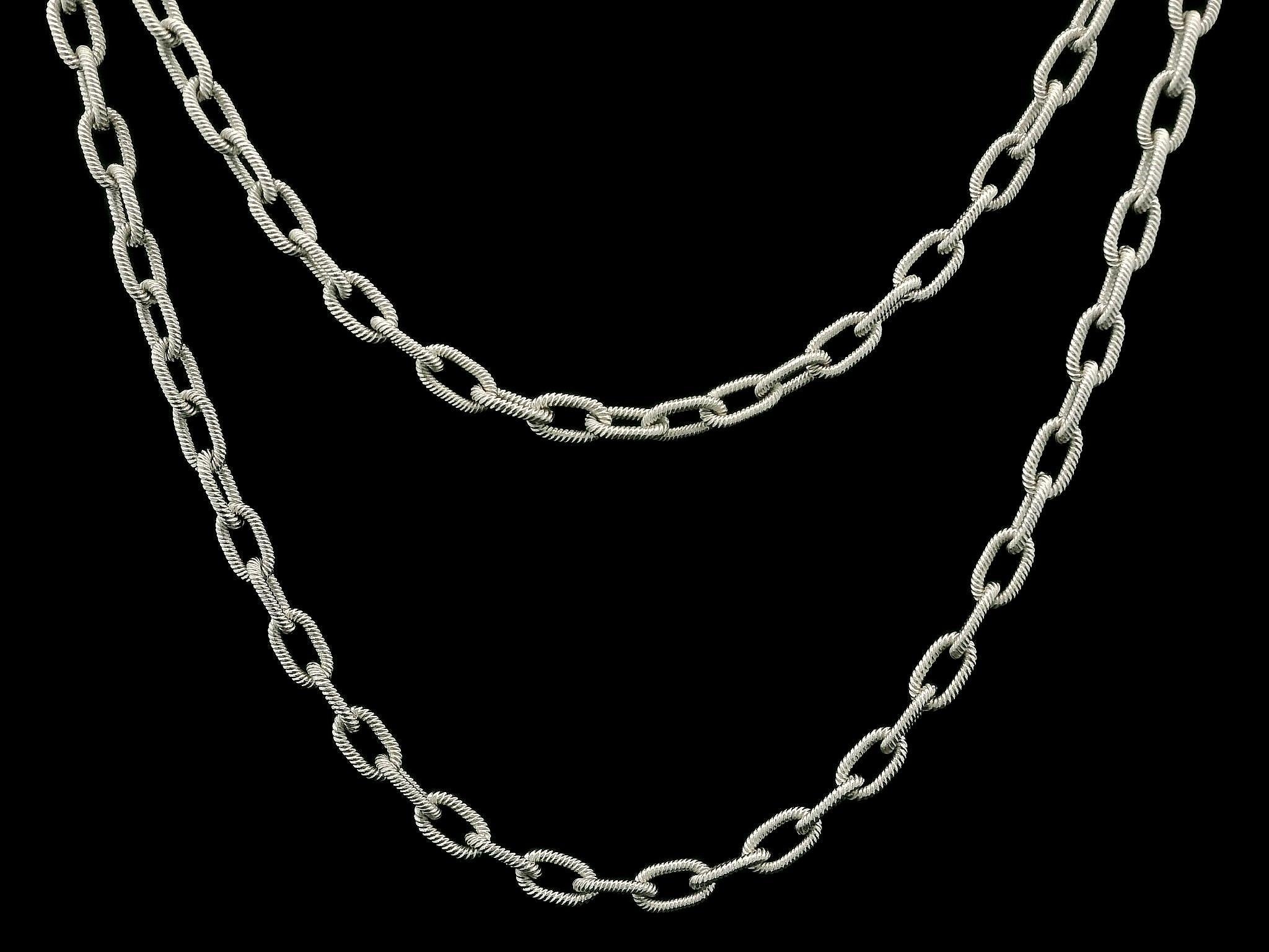MATERIAL : Or blanc massif 18k
Poids : 8.23 grammes
Type de chaîne : Maillon de câble en fil torsadé
Longueur de la chaîne : 18