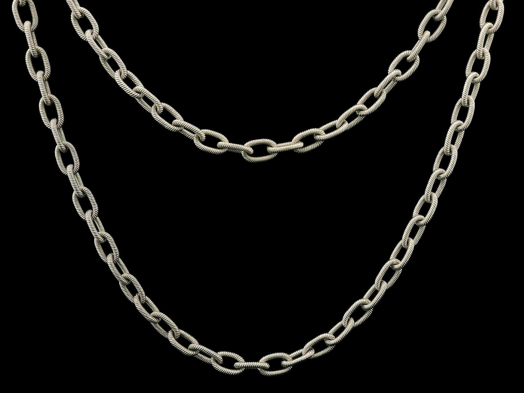 MATERIAL : Or blanc massif 18k
Poids : 8,59 grammes
Type de chaîne : Maillon de câble en fil torsadé
Longueur de la chaîne : 18
