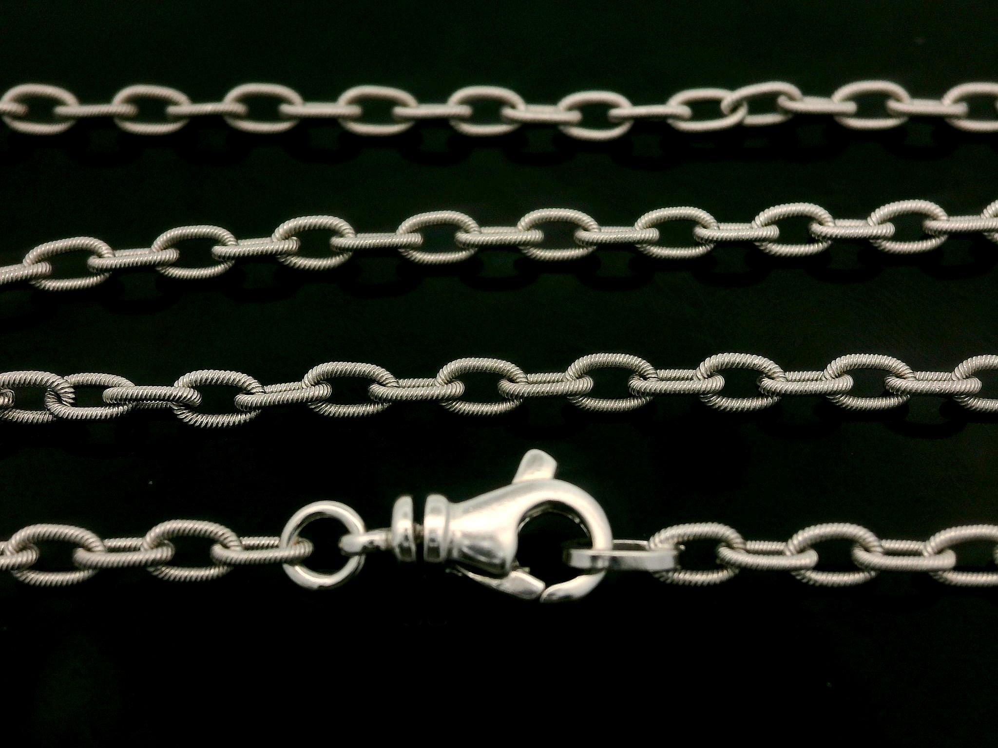 Chaîne de collier italienne en or blanc 18 carats, câble torsadé mat de 18 pouces Pour femmes en vente