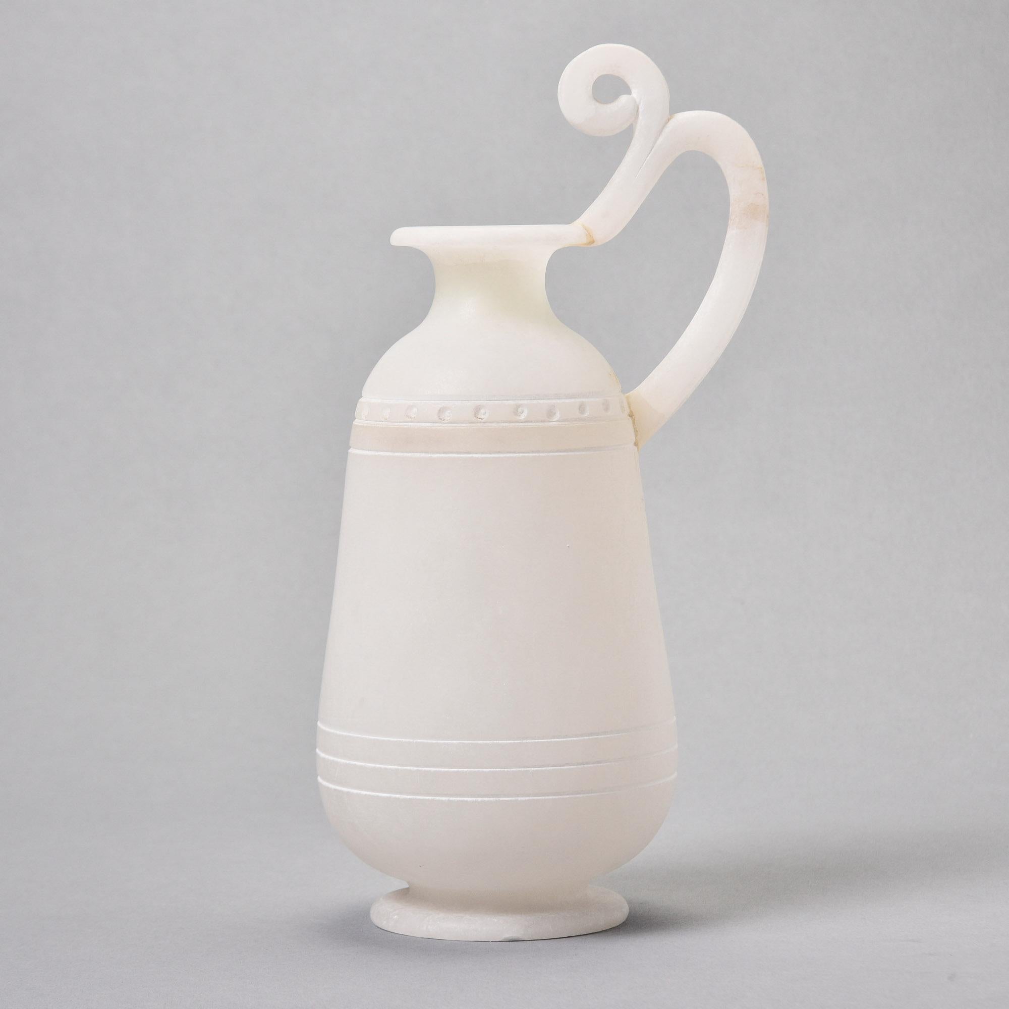 Questo calice in alabastro chiaro è nuovo ed è stato creato e progettato da un membro di una famiglia multigenerazionale di artigiani dell'alabastro e del marmo. Il vaso in alabastro chiaro e cremoso presenta una base a piedistallo, bande incise