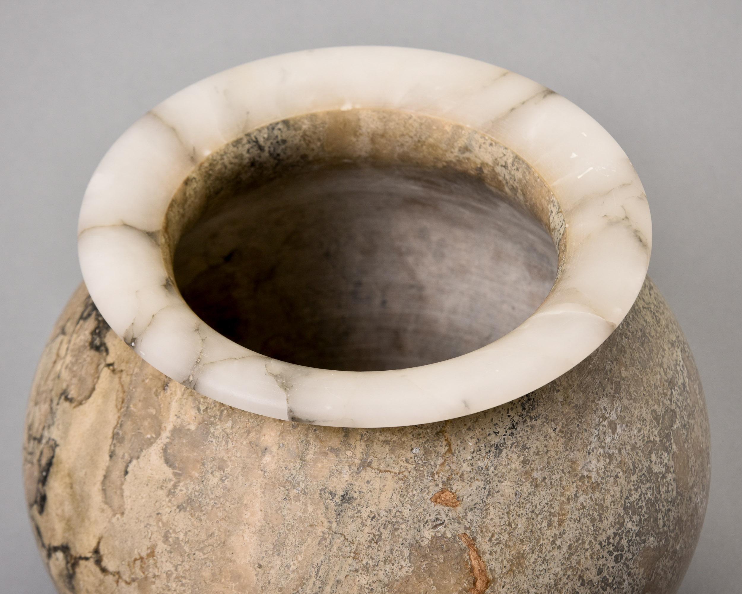 Nuovo vaso italiano in marmo Bardiglio con bordo in alabastro in vendita 5