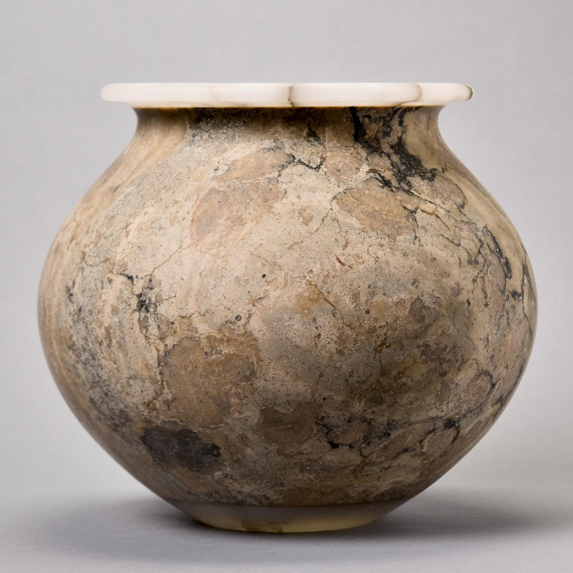 Questo vaso in marmo e alabastro a forma di globo è nuovo ed è stato creato e disegnato da un membro di una famiglia multigenerazionale di artigiani dell'alabastro e del marmo. Il vaso in marmo Bardiglio ha il bordo e la base in alabastro a