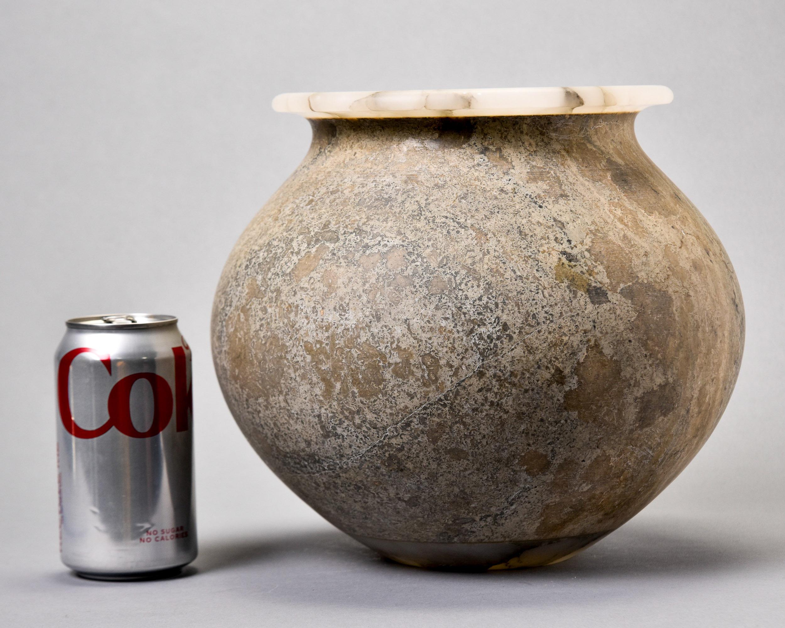 Italiano Nuovo vaso italiano in marmo Bardiglio con bordo in alabastro in vendita