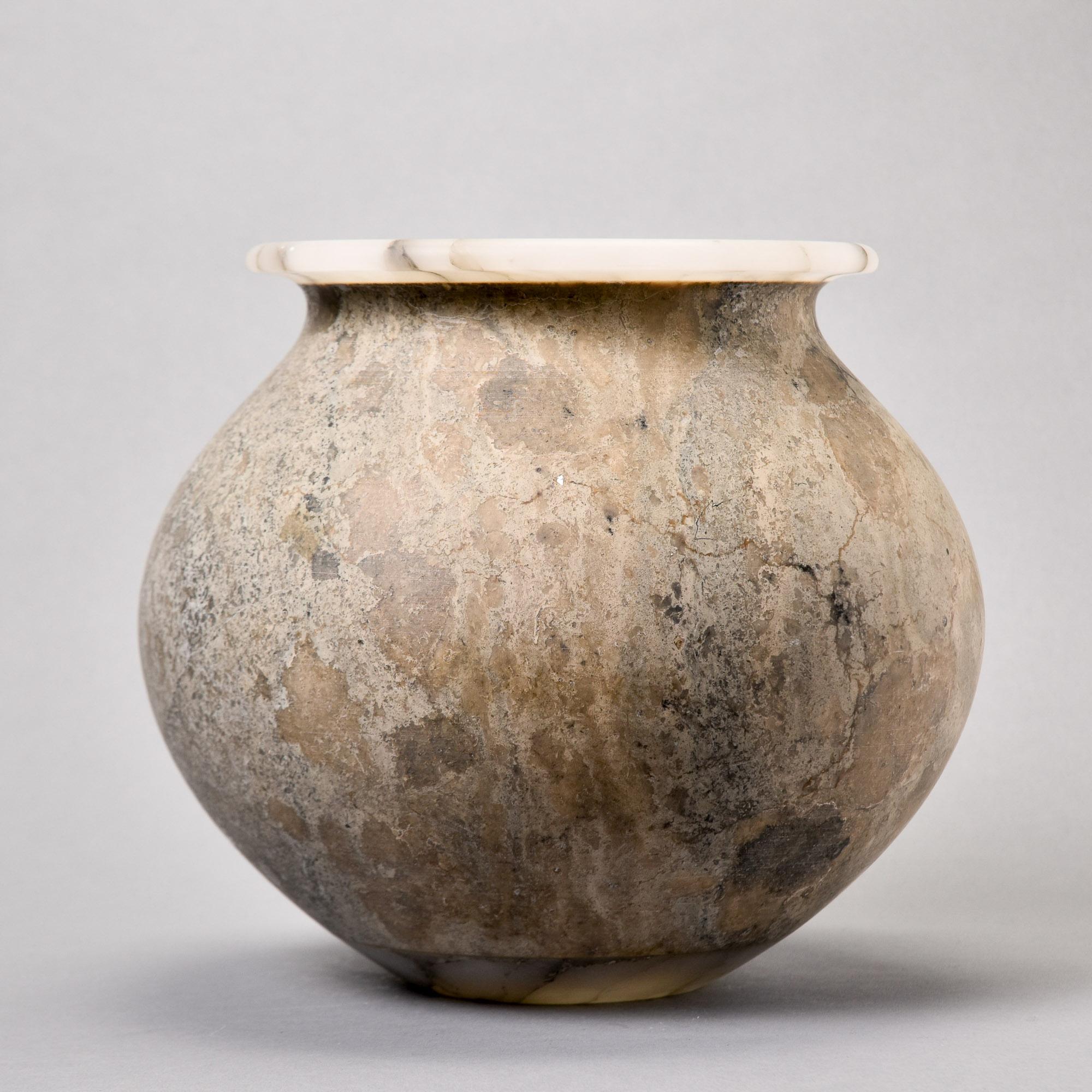 XXI secolo e contemporaneo Nuovo vaso italiano in marmo Bardiglio con bordo in alabastro in vendita