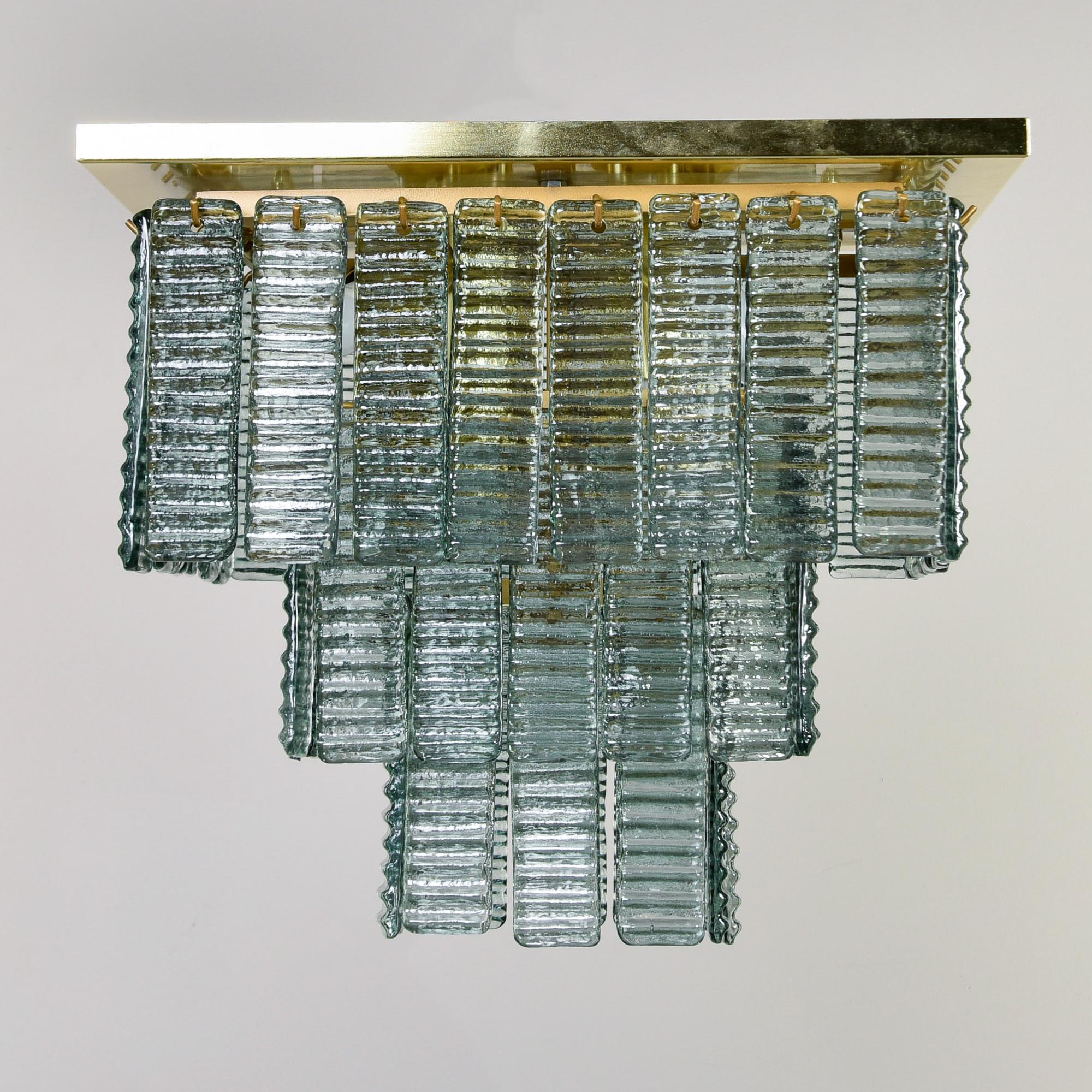 Nouveau et fabriqué pour nous en Italie, ce luminaire encastré est doté de 8 lumières internes avec des douilles de la taille d'un candélabre. Base en laiton poli avec une plaque de montage carrée et trois niveaux de crochets qui supportent des