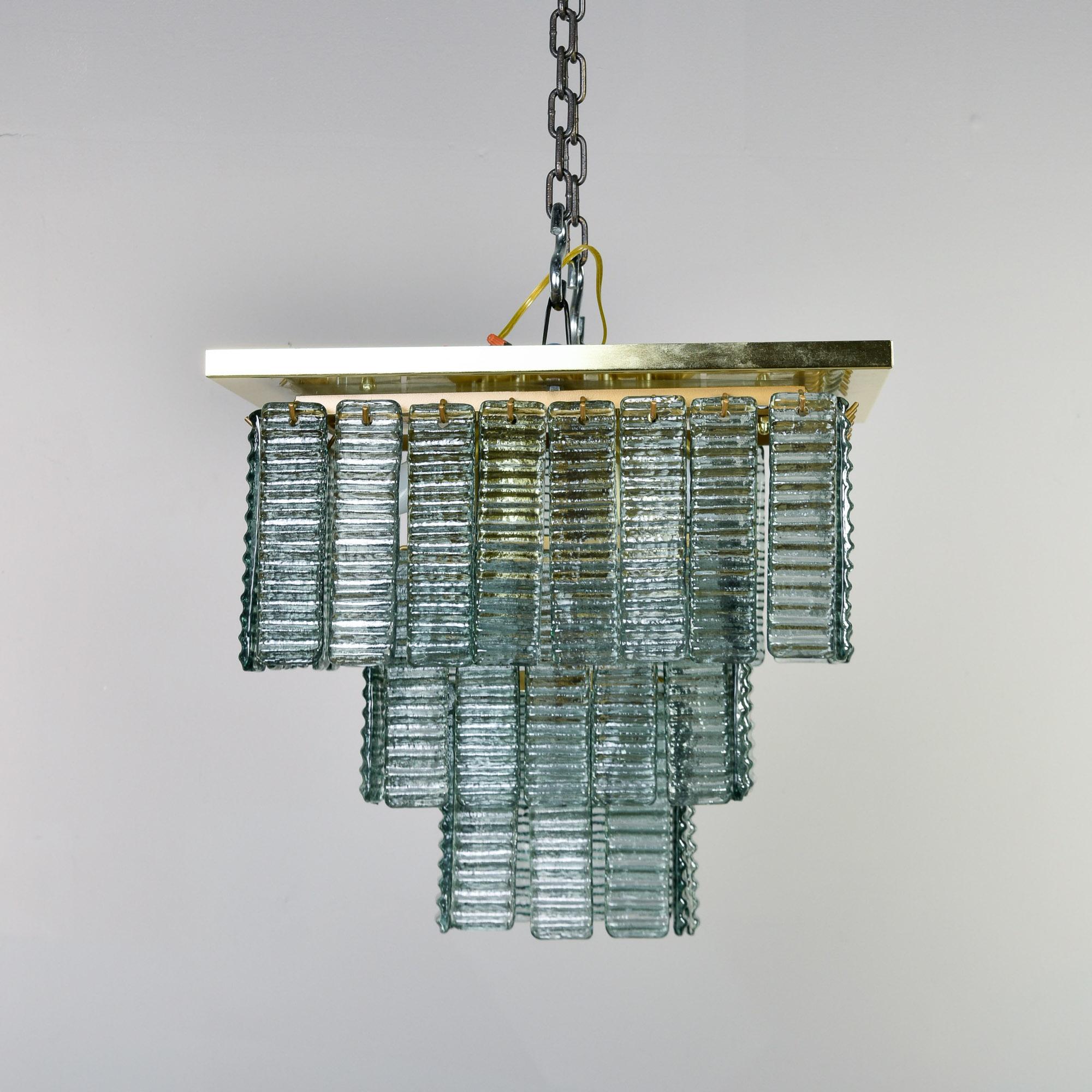Mid-Century Modern New Italian Three Tier Green Glass and Brass 8 Light Flush Mountture (luminaire encastré à trois niveaux en verre vert et en laiton) en vente