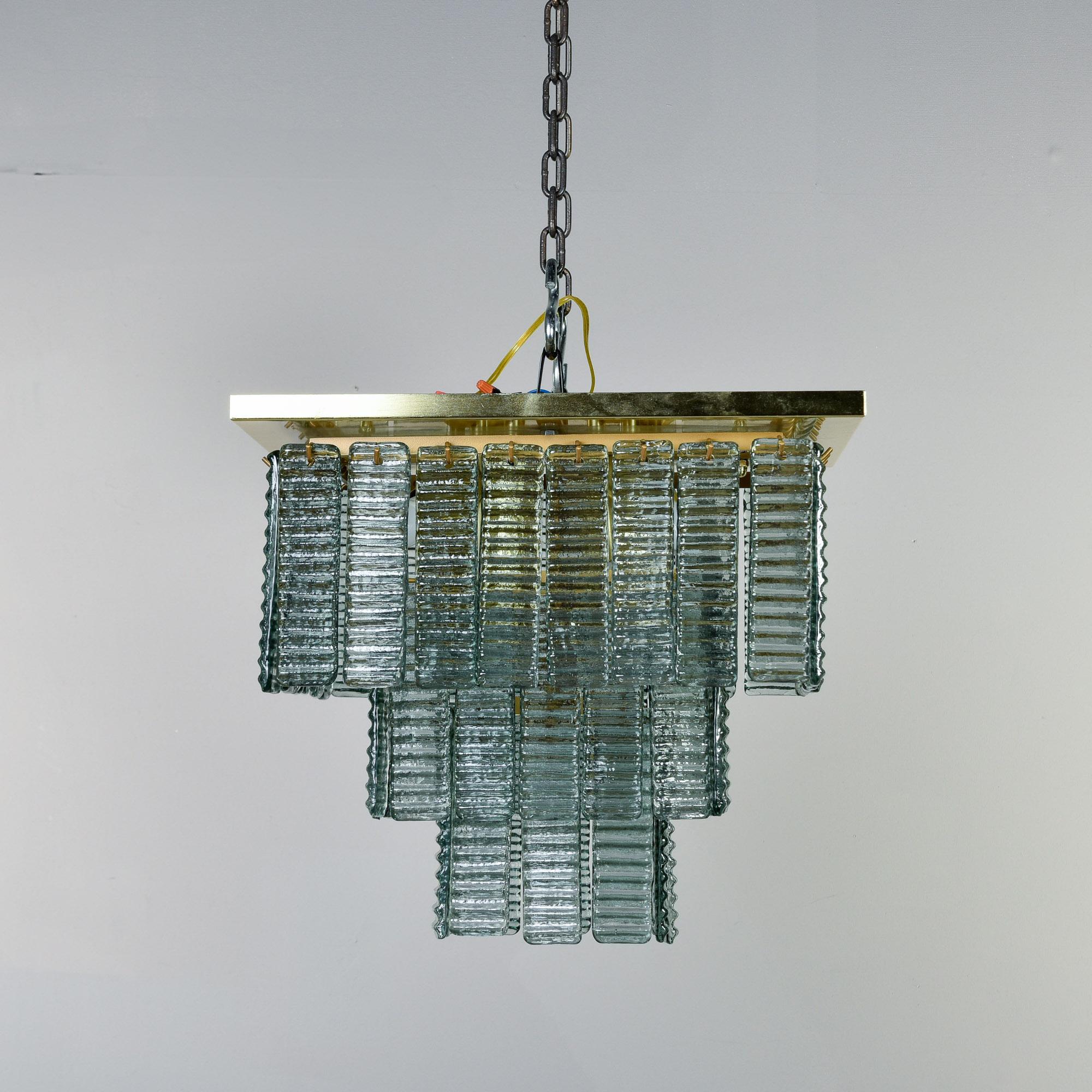 italien New Italian Three Tier Green Glass and Brass 8 Light Flush Mountture (luminaire encastré à trois niveaux en verre vert et en laiton) en vente