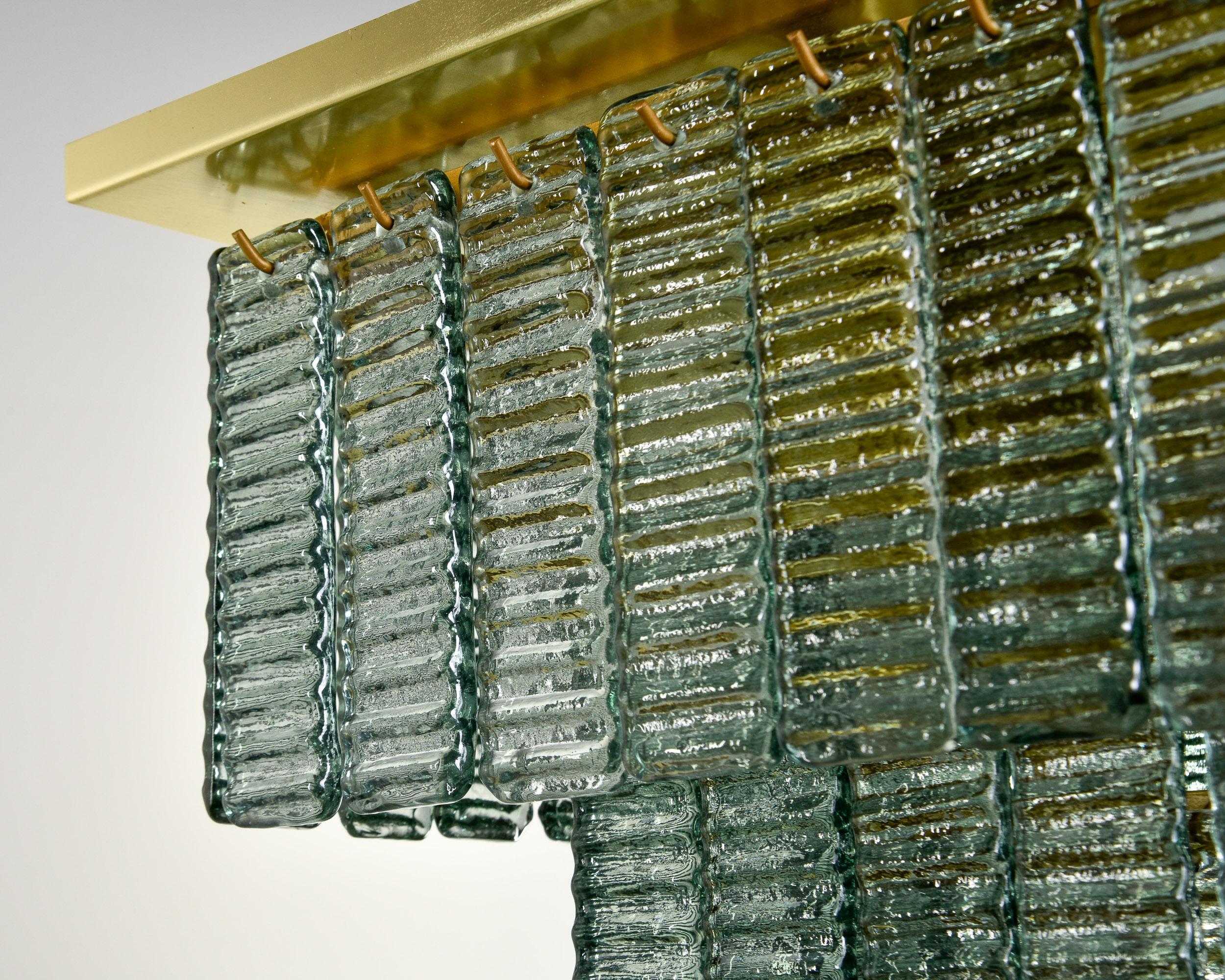 XXIe siècle et contemporain New Italian Three Tier Green Glass and Brass 8 Light Flush Mountture (luminaire encastré à trois niveaux en verre vert et en laiton) en vente
