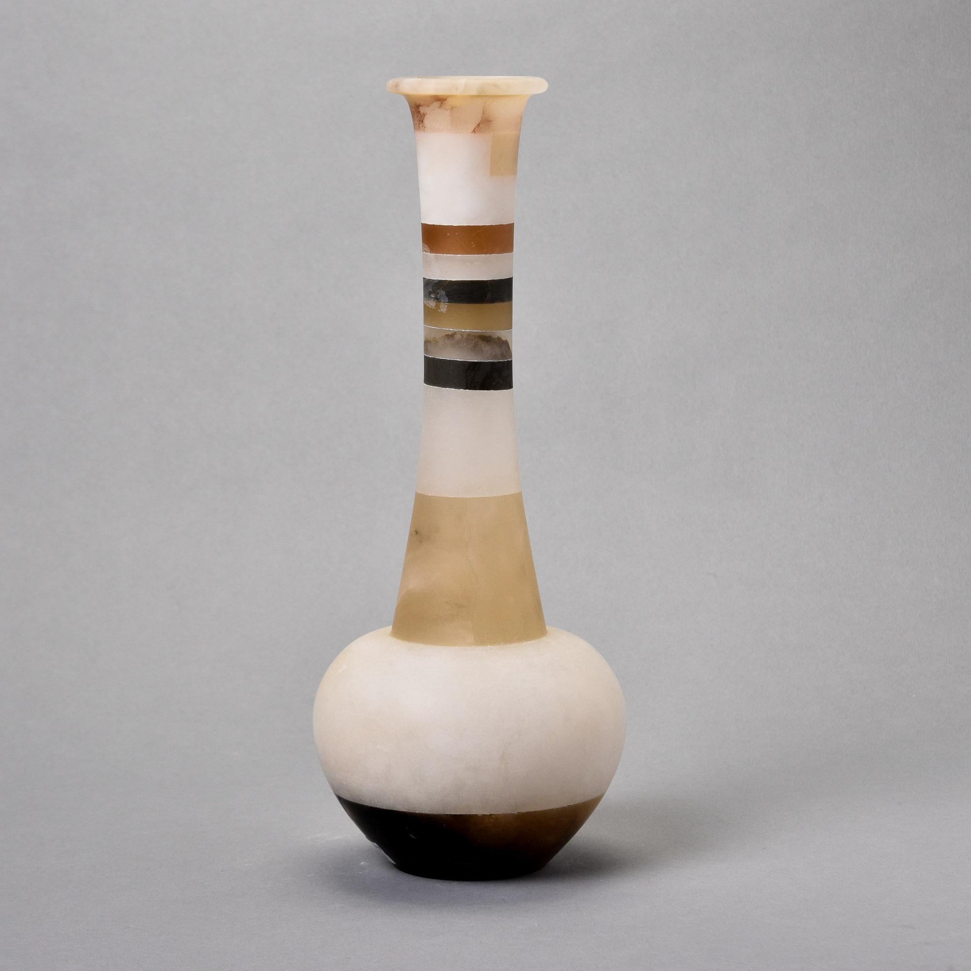 Questo è un nuovo vaso alto di alabastro bianco trovato in Italia. Creato e progettato da un membro di una famiglia multigenerazionale di artigiani dell'alabastro e del marmo. L'alabastro bianco crema tornito a forma di vaso classico è impreziosito
