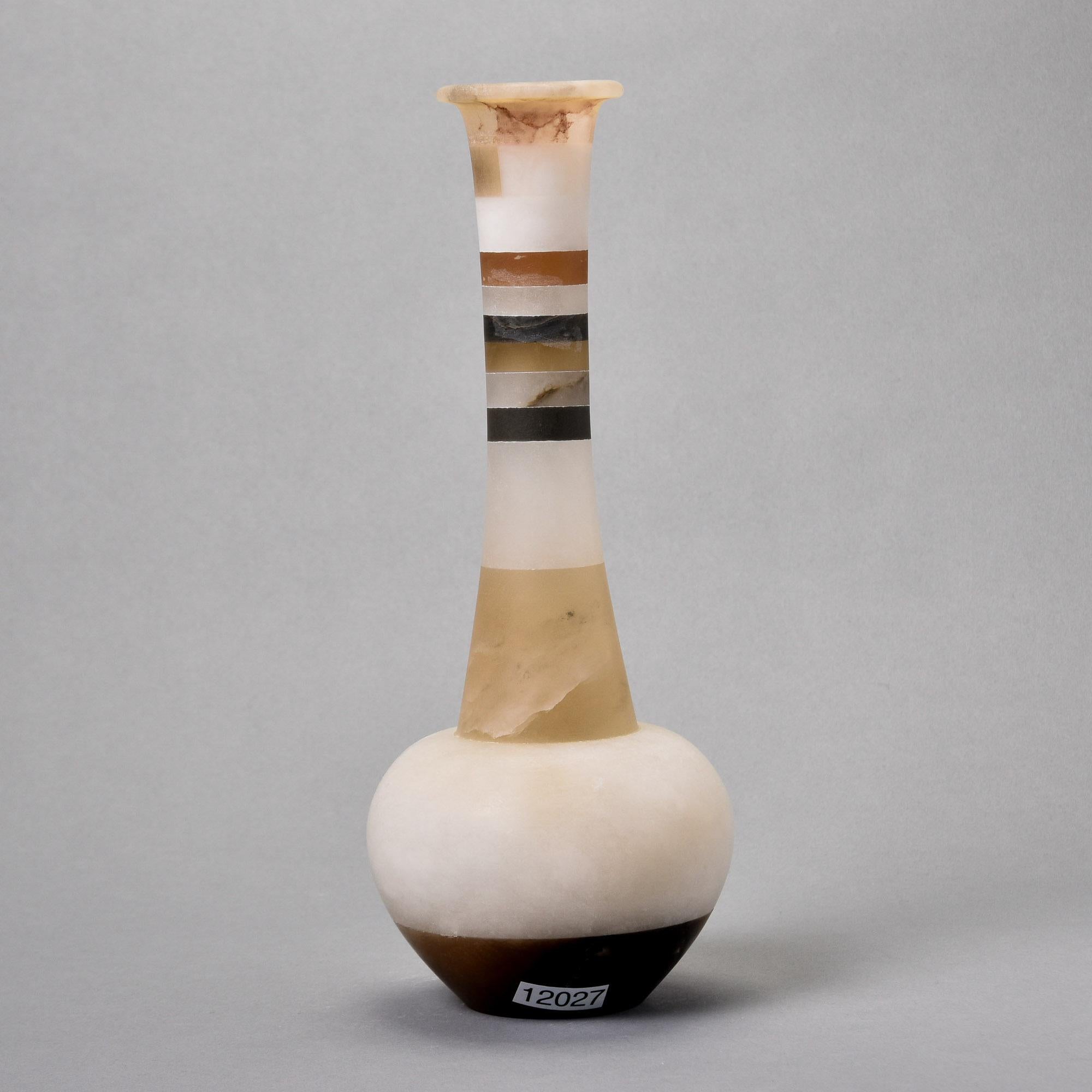 Mid-Century moderno Nuovo vaso italiano in alabastro bianco con bande scure a contrasto in vendita