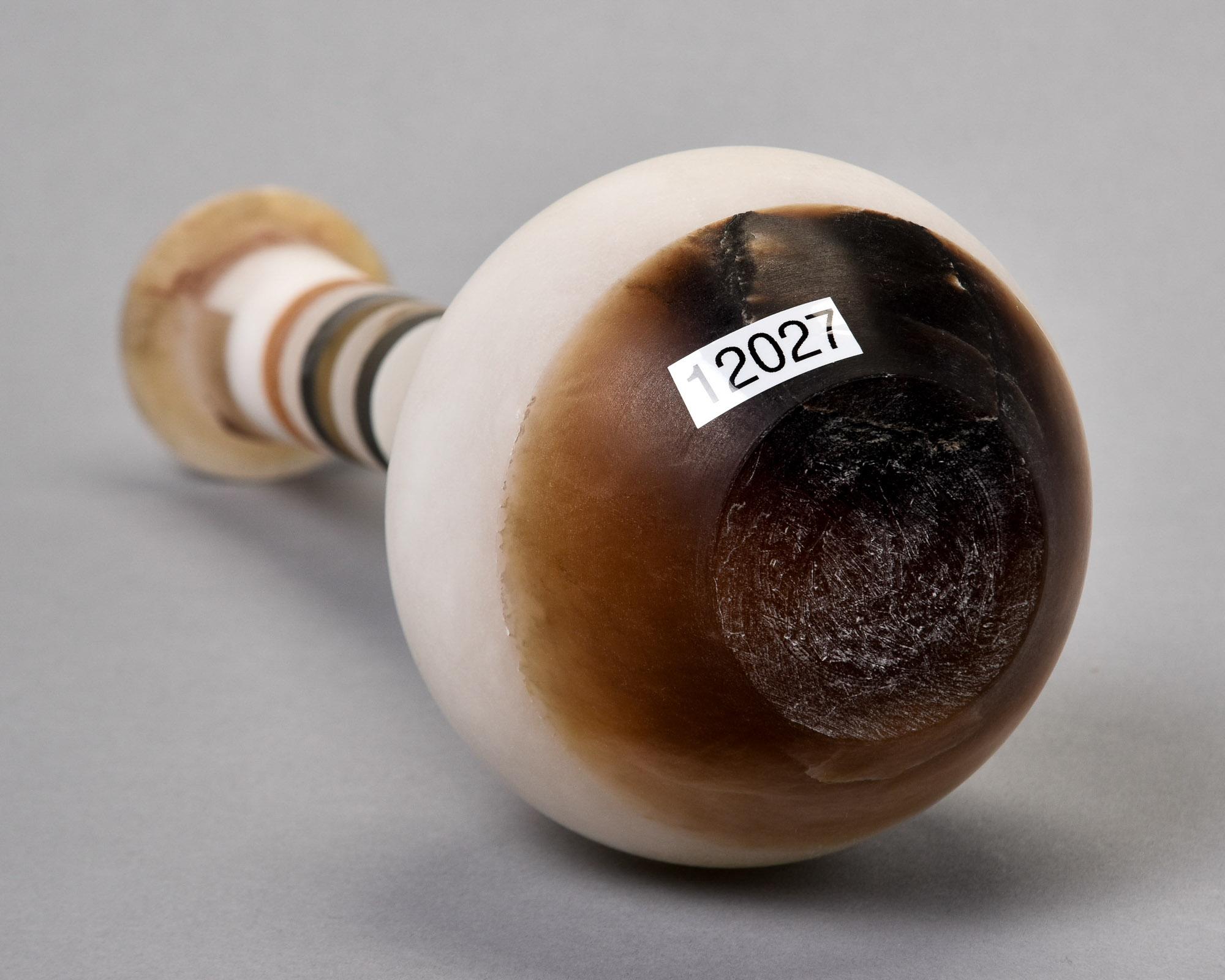 XXI secolo e contemporaneo Nuovo vaso italiano in alabastro bianco con bande scure a contrasto in vendita