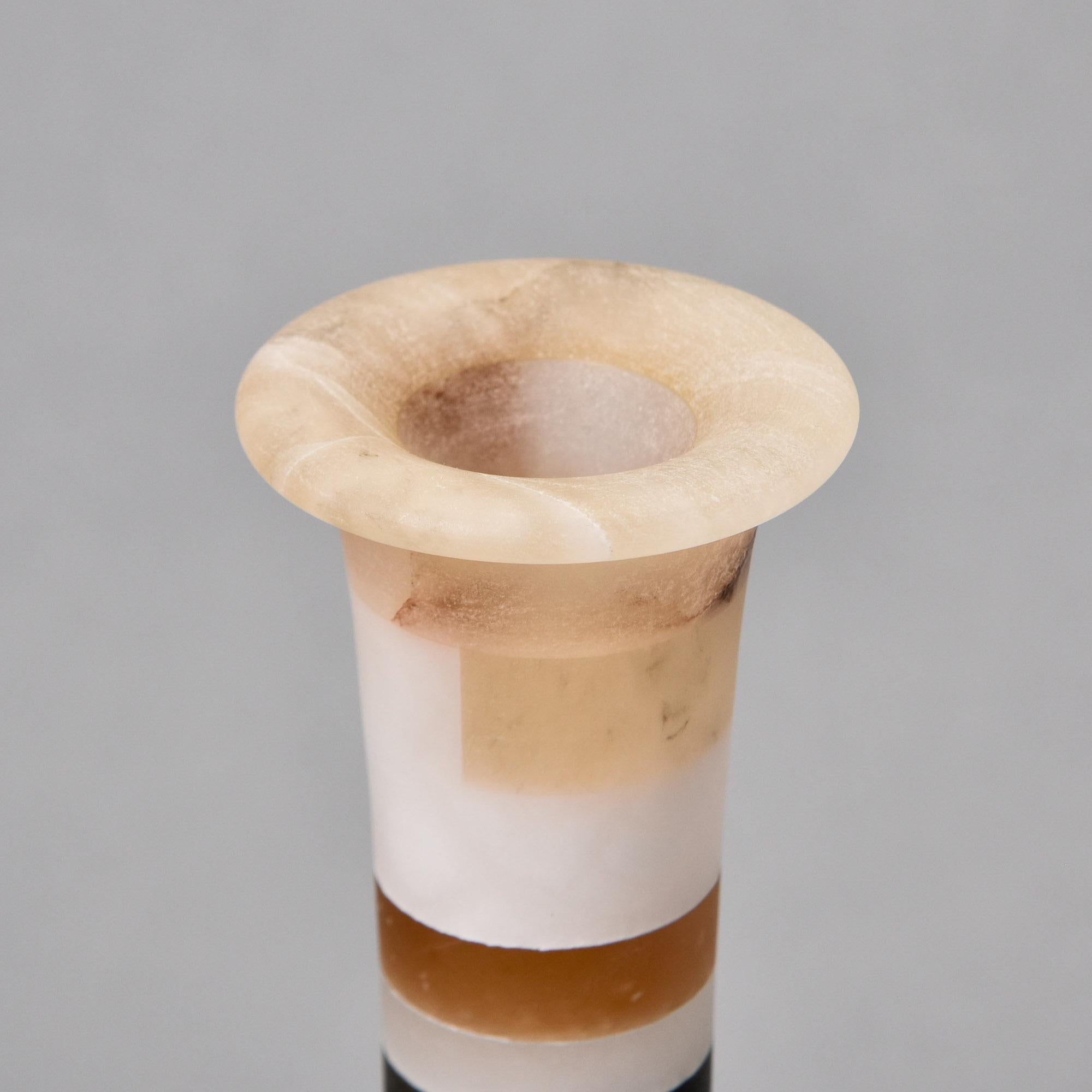 Nuovo vaso italiano in alabastro bianco con bande scure a contrasto in vendita 1