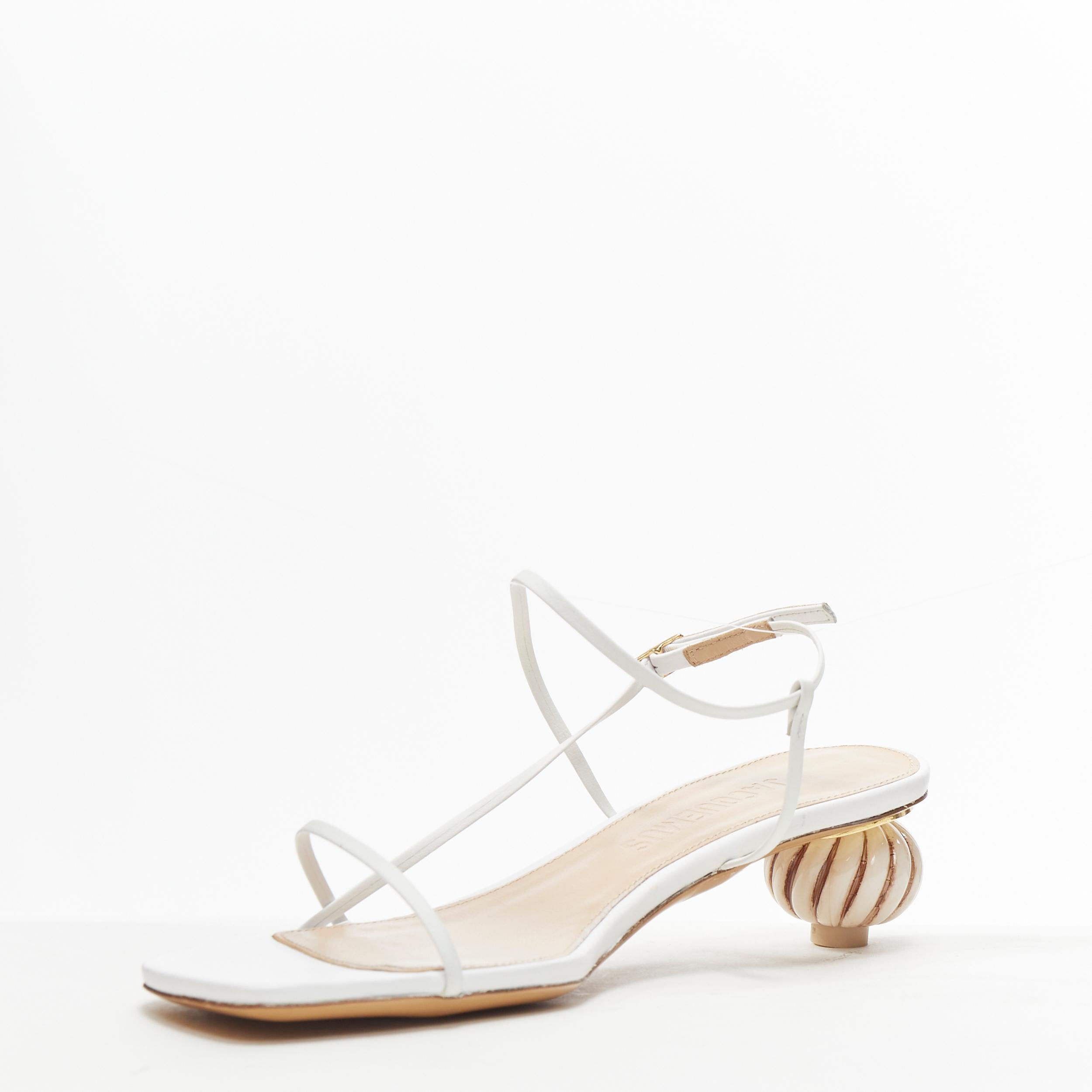 JACQUEMUS Les Sandalen mit weißer minimaler dekorativer Kugelabsatz EU38 im Zustand „Neu“ in Hong Kong, NT