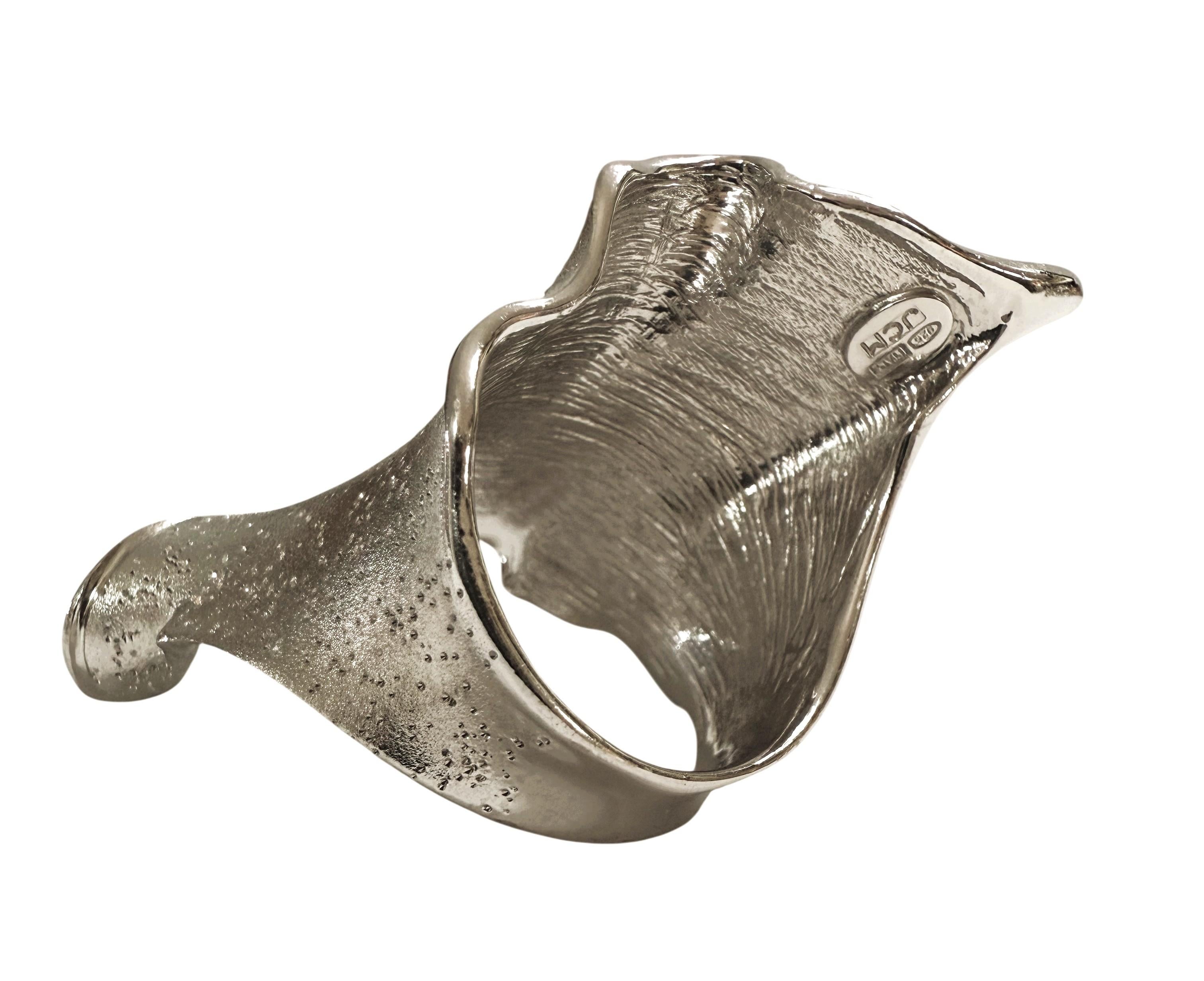 Was für ein wunderschöner und einzigartiger Ring das ist!   Ich liebe das asymmetrische Design, das er hat, und er ist so bequem am Finger.  Es hat überall glänzende Flecken, was sein Aussehen wirklich aufwertet.   Er ist gestempelt 