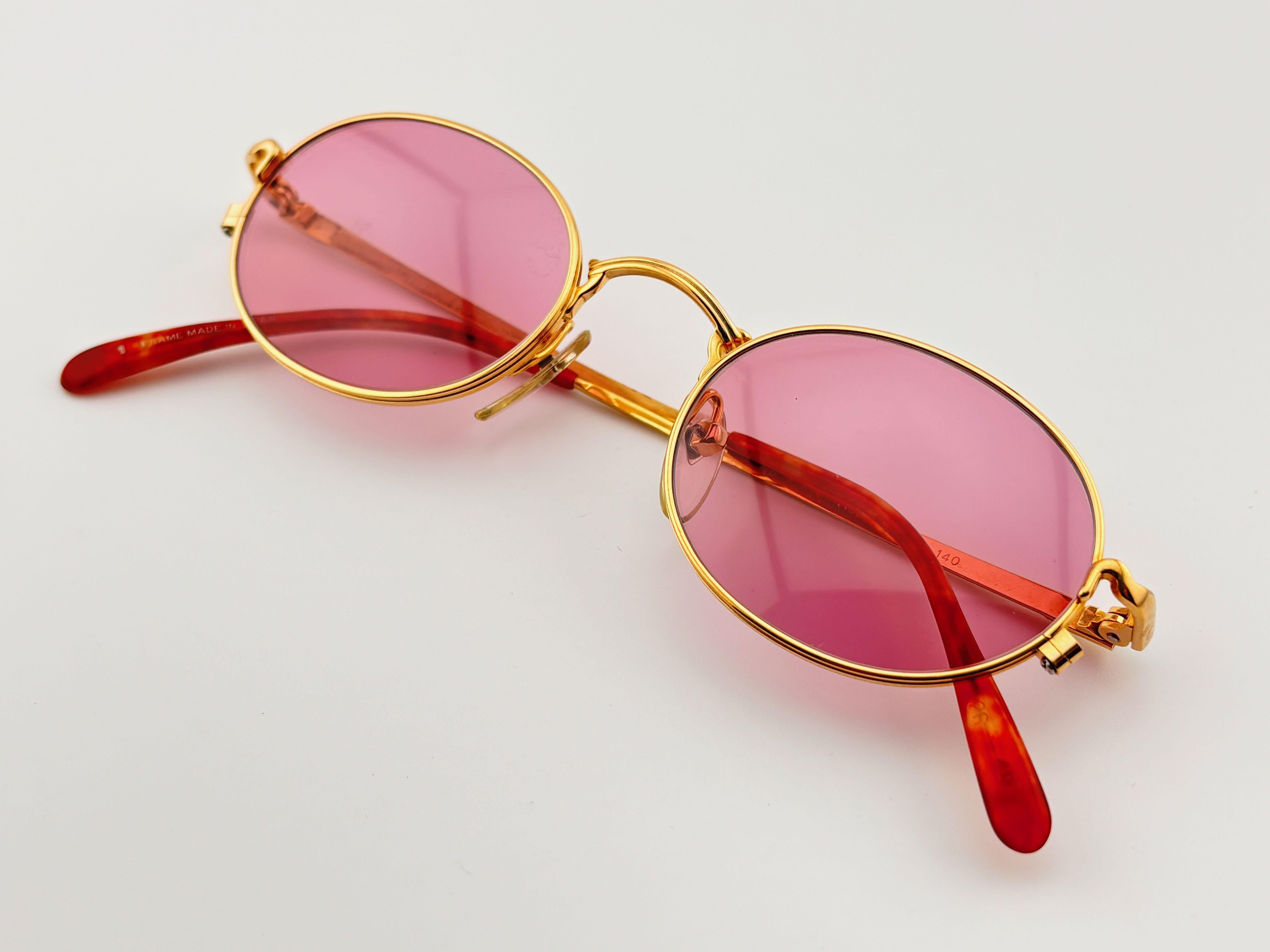 
Nuovo Occhiali da sole con montatura in oro Jean Paul Gaultier.
Lenti medie rosa che completano un look pronto da indossare Jpg.

Un design sorprendente, con dettagli forti e complessi.
Progettato e prodotto negli anni '90.
Nuovo, mai indossato o