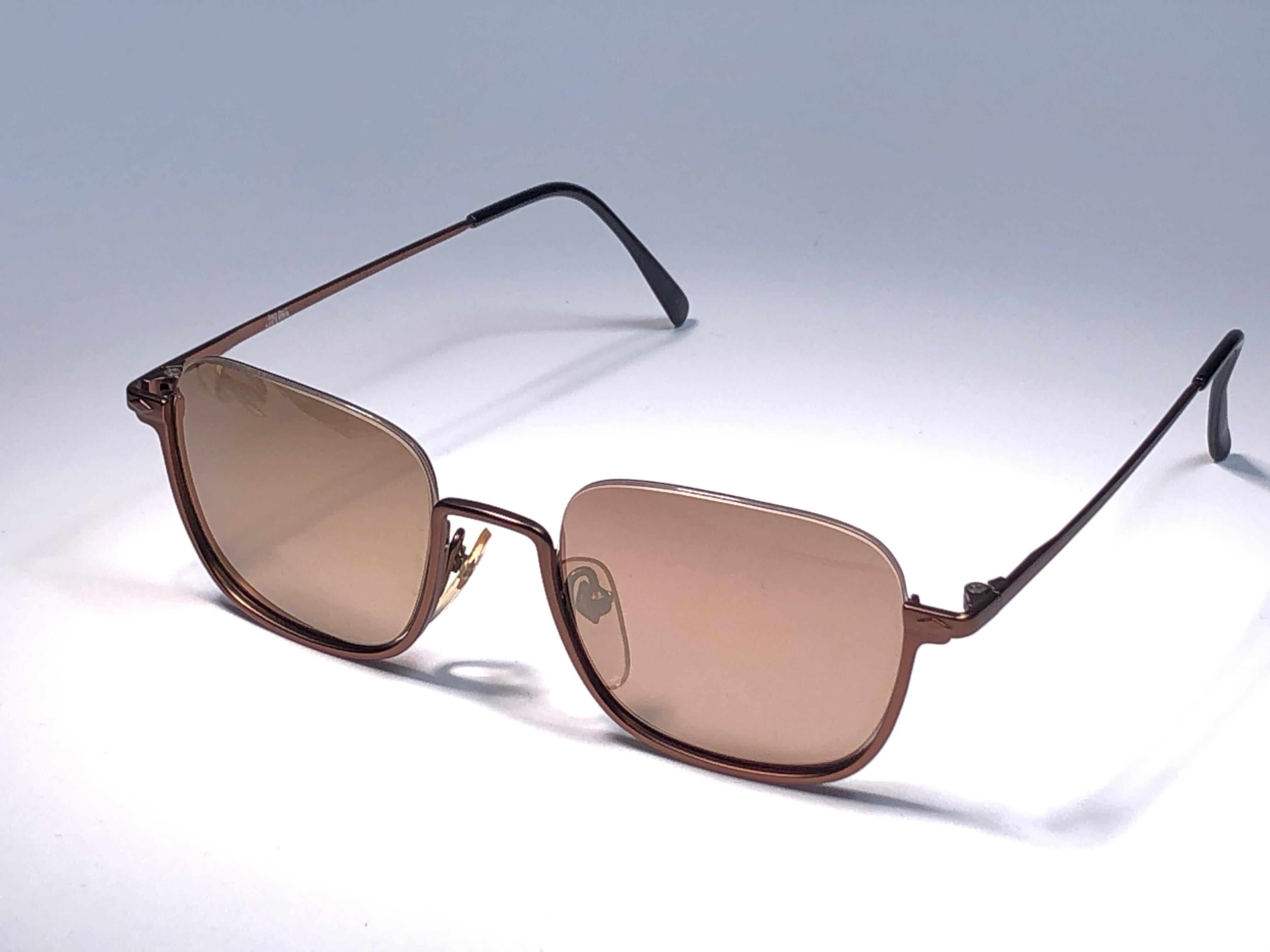 Neu Jean Paul Gaultier mittelgroße Sonnenbrille mit halbem Rahmen.
Goldfarbene, verspiegelte Gläser, die einen tragbaren JPG-Look vervollständigen.

Erstaunliches Design mit starken und doch komplizierten Details.
Entwurf und Herstellung in den